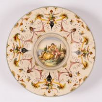 Grande piatto in maiolica con larga tesa decorata con motivi a raffaellesche di gusto neorinasciment