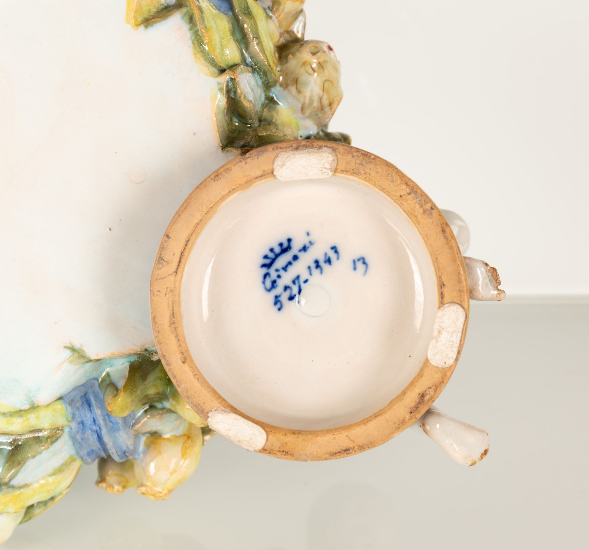 Centrotavola di gusto robbiano neoquattrocentesco con ai lati due putti in maiolica bianca modellati - Image 9 of 10