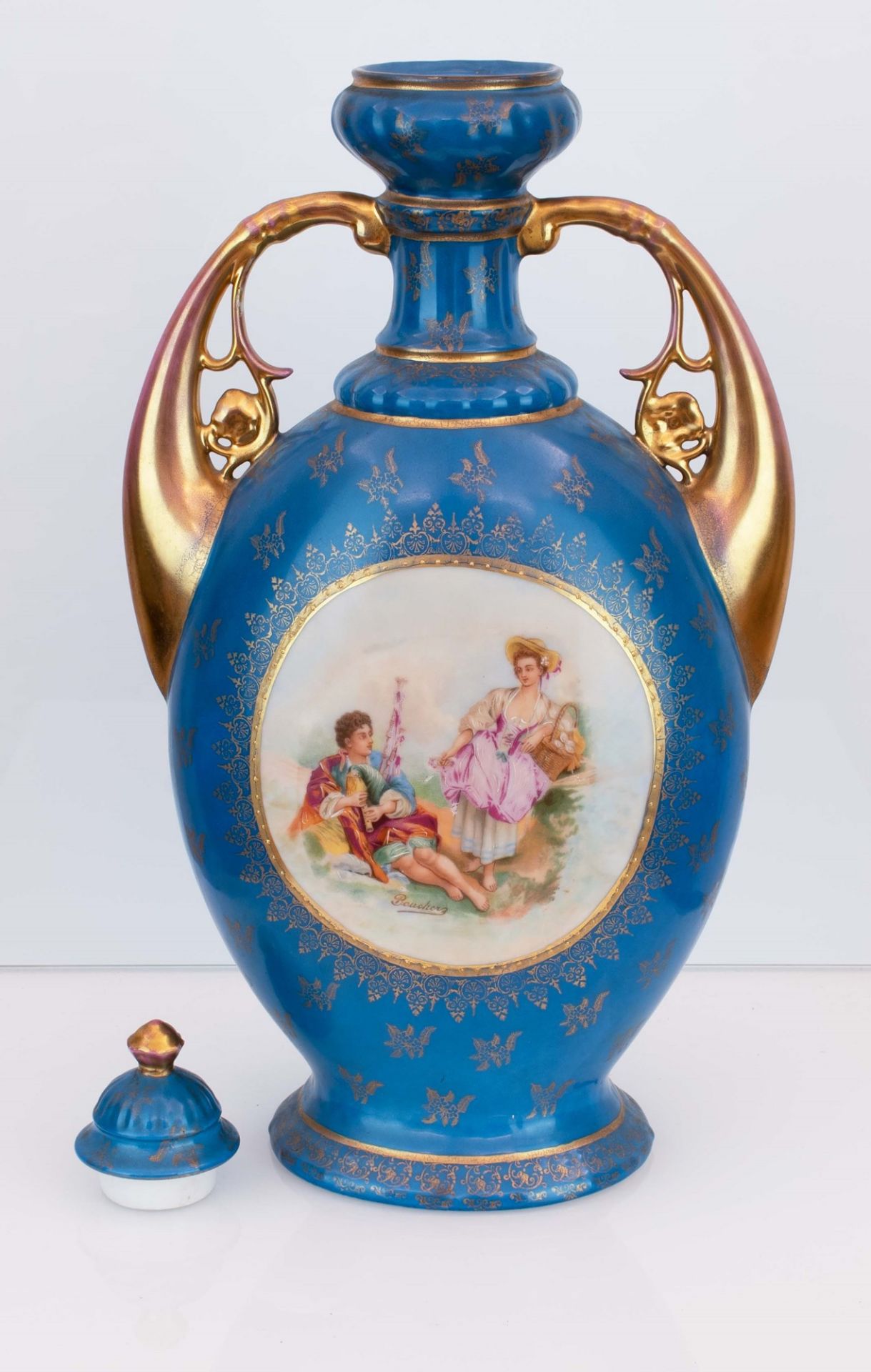 Vaso di foggia orientale con fondo azzurro decorato ad anse arcuate in oro. Manifattura Carlsbard Ce - Image 3 of 6
