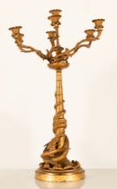 Grande candelabro a 7 fuochi in bronzo dorato. Figura di drago alato alla base con coda attorcigliat