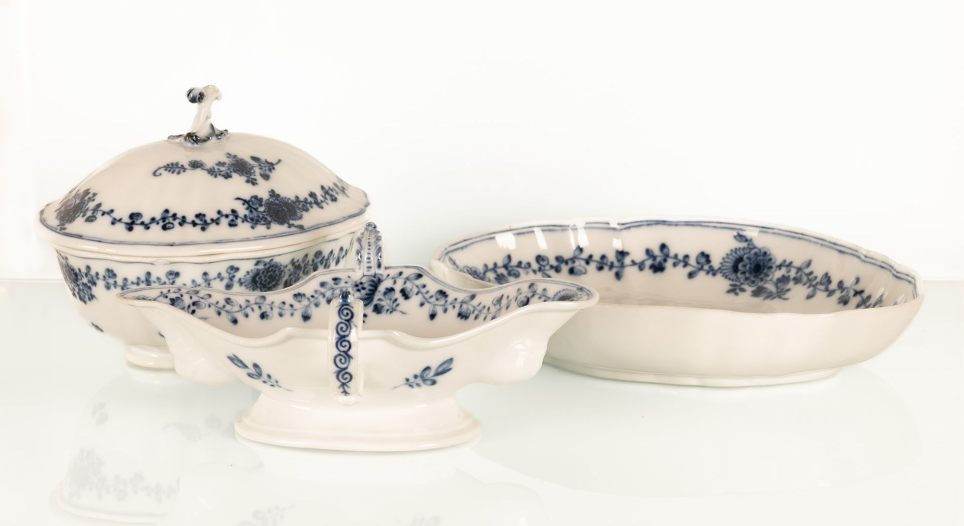 Tre elementi in porcellana, piccola zuppiera, salsiera e vassoio. Manifattura Meissen, XVIII secolo - Image 2 of 4