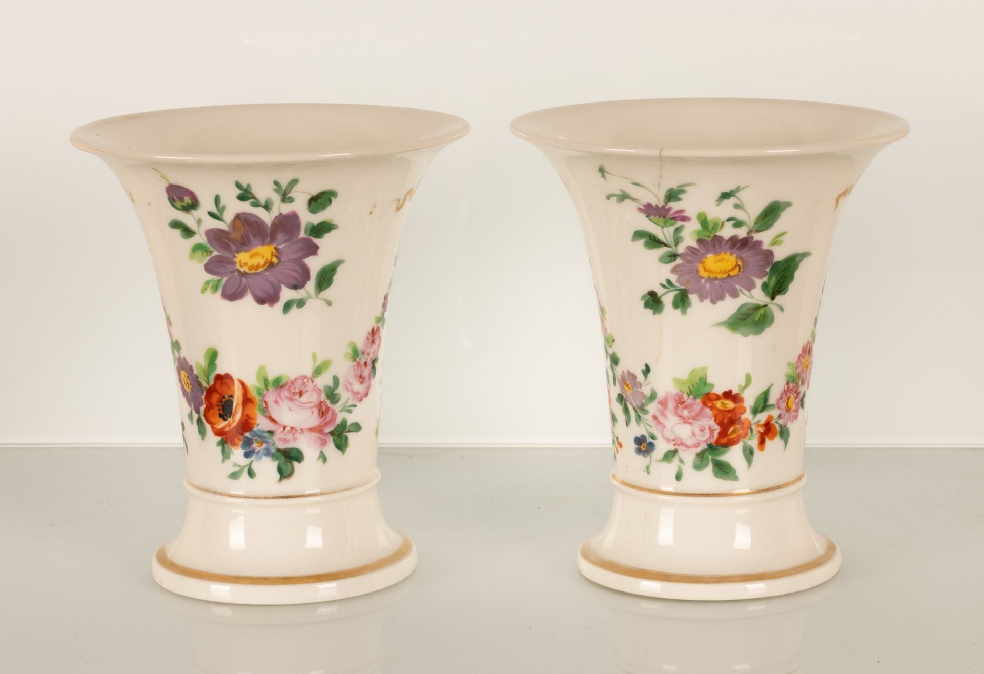 Coppia di piccoli vasi a campanula con decoro floreale. Manifattura del XIX secolo. 