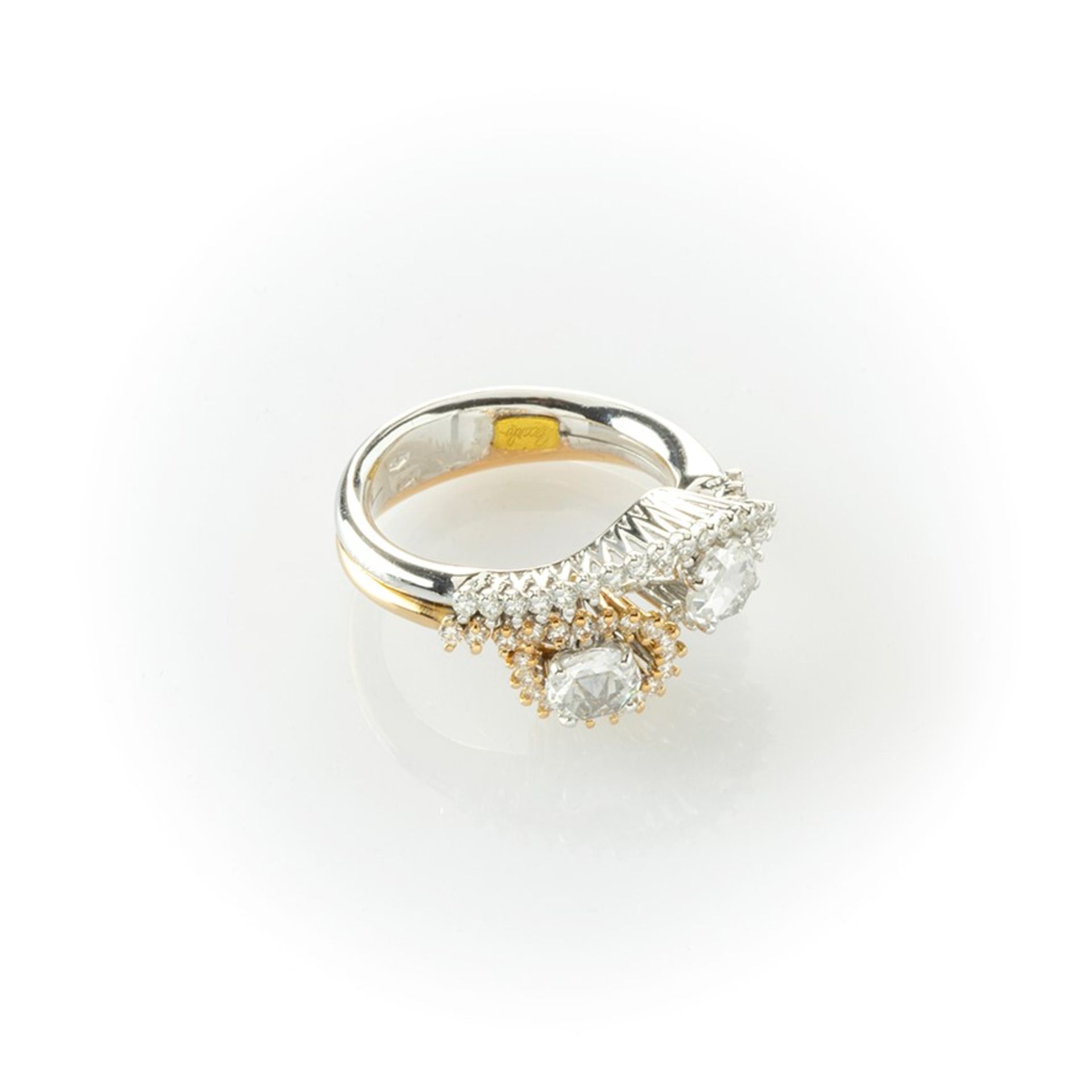 Anello contrariè  realizzato in oro giallo e bianco con due diamanti centrali e pavè di diamanti - Image 9 of 9
