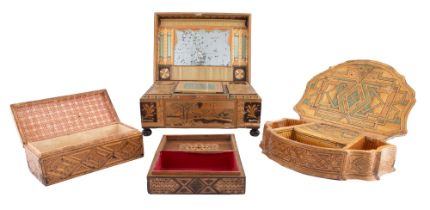 Lotto di quattro oggetti decorati con fili di paglia colorati. Manifattura del Centro Italia del XIX