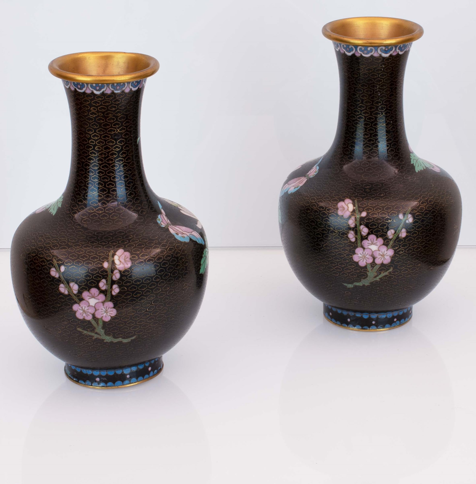 Coppia di vasi cloisonnet neri con decori floreali. Basi in legno ebanizzato. - Image 3 of 4