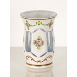 Vaso in porcellana bianca e vetro finemente decorato con festoni floreali ed inserti 