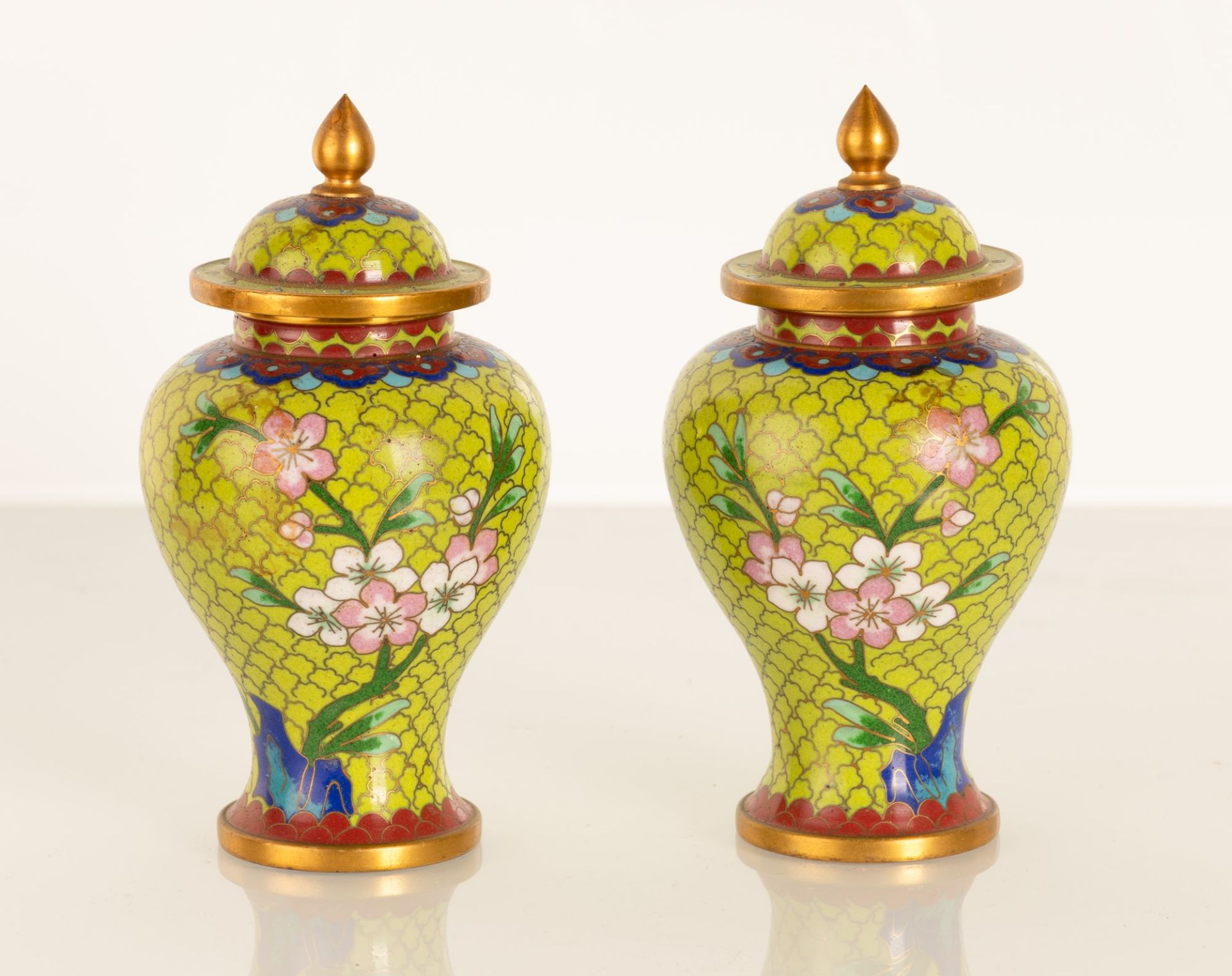 Coppia di piccoli vasi con coperchio in smalto cloisonnè verde. Finiture in ottone. - Image 2 of 8
