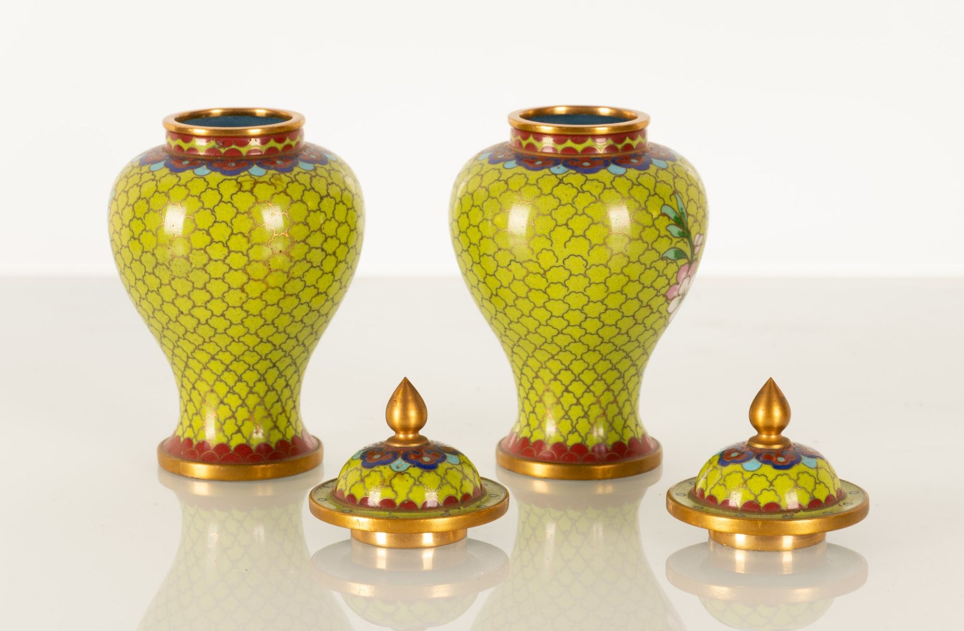 Coppia di piccoli vasi con coperchio in smalto cloisonnè verde. Finiture in ottone. - Image 6 of 8