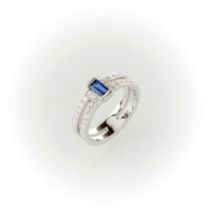 Anello a fascia in oro bianco con diamanti taglio brillante e zaffiro blu taglio baguette