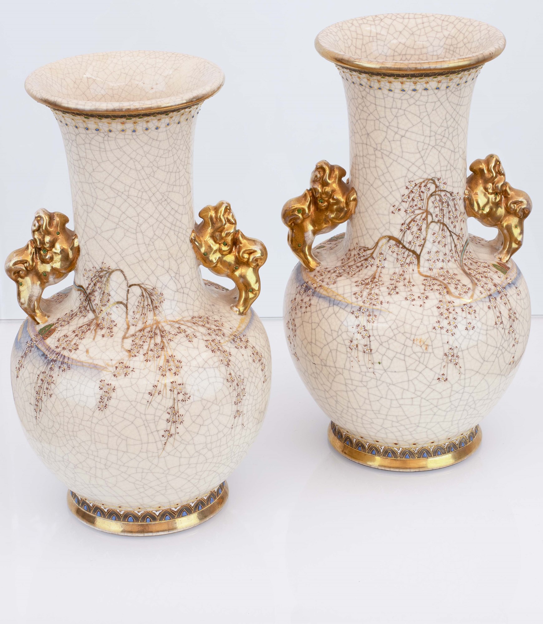 Coppia di vasi Satsuma riccamente decorati. Anse plastiche con cani di pho dorati.  - Image 2 of 5
