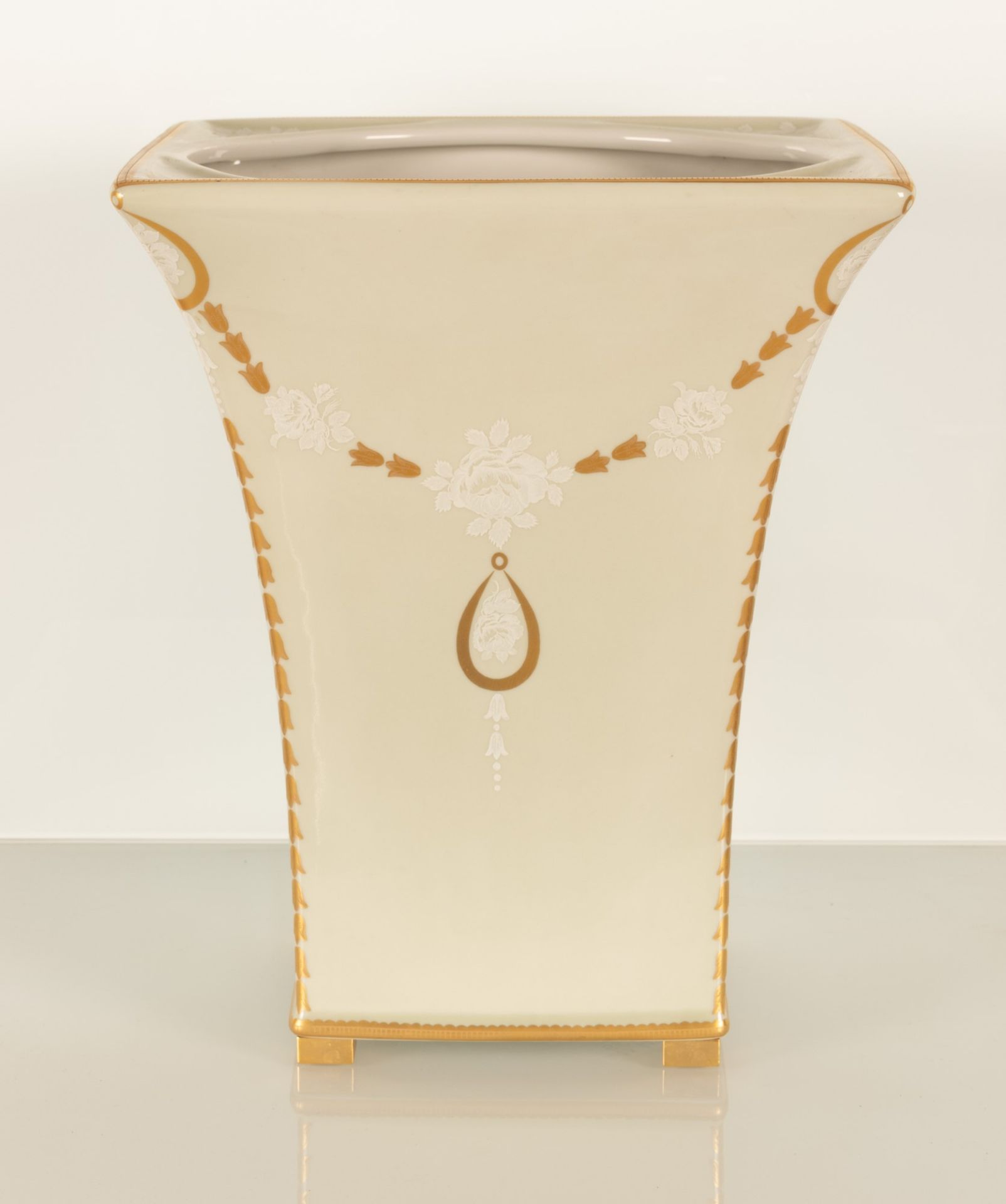 Grande vaso con decorazioni festonate oro. Porcellana Mangani.  - Image 2 of 4