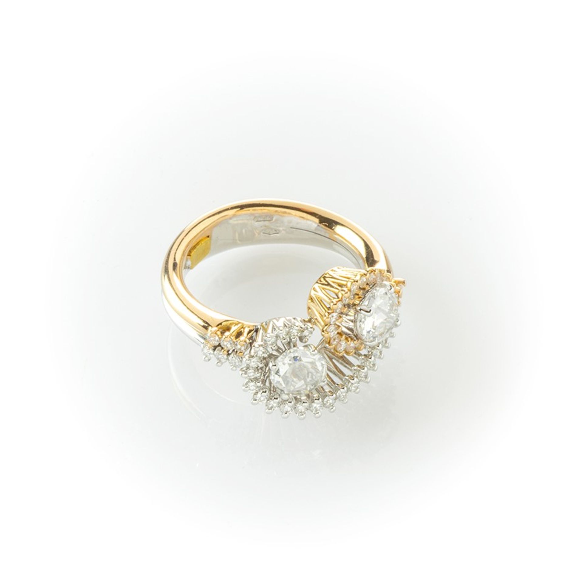 Anello contrariè  realizzato in oro giallo e bianco con due diamanti centrali e pavè di diamanti - Image 7 of 9