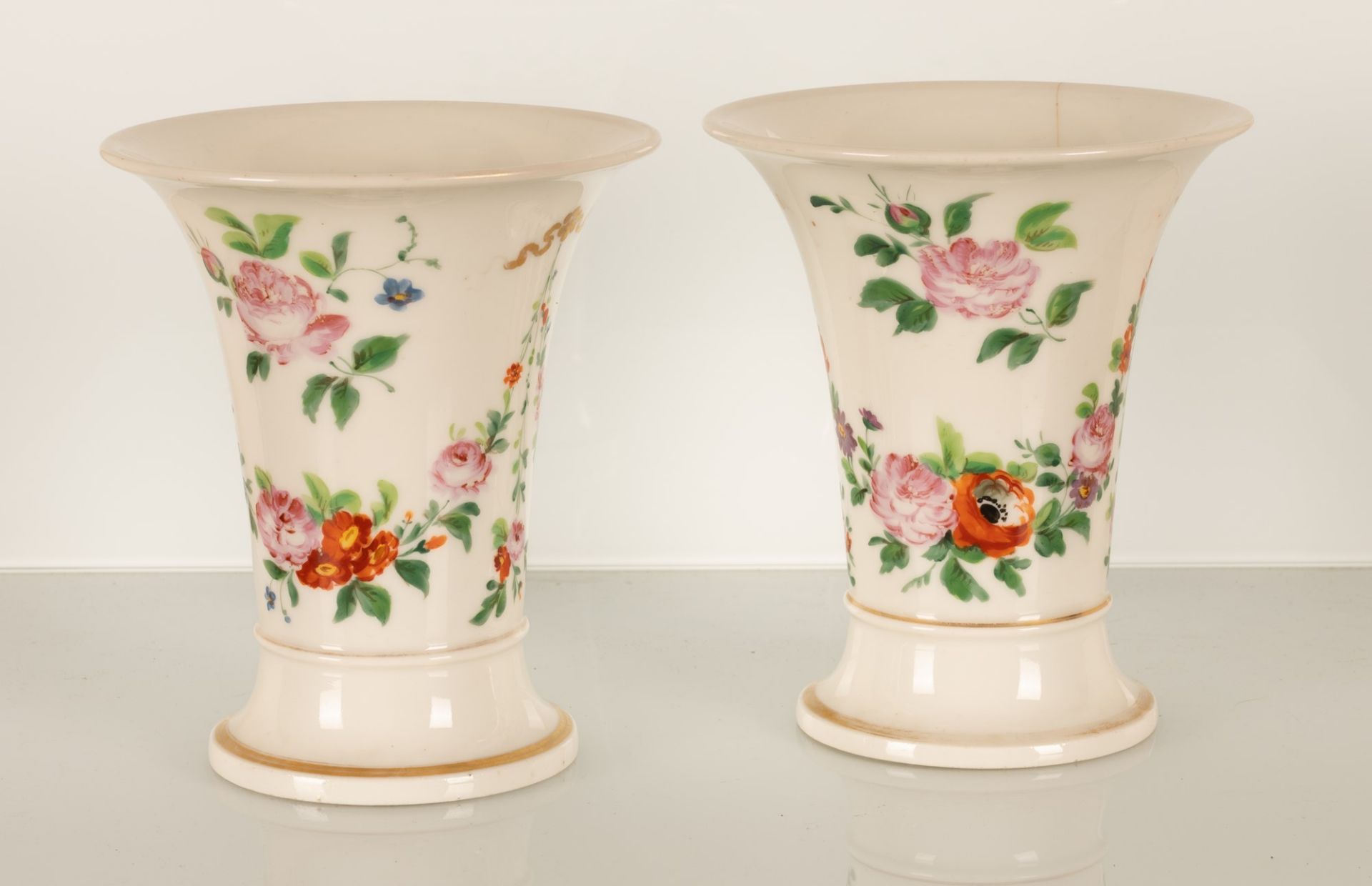Coppia di piccoli vasi a campanula con decoro floreale. Manifattura del XIX secolo.  - Image 3 of 4