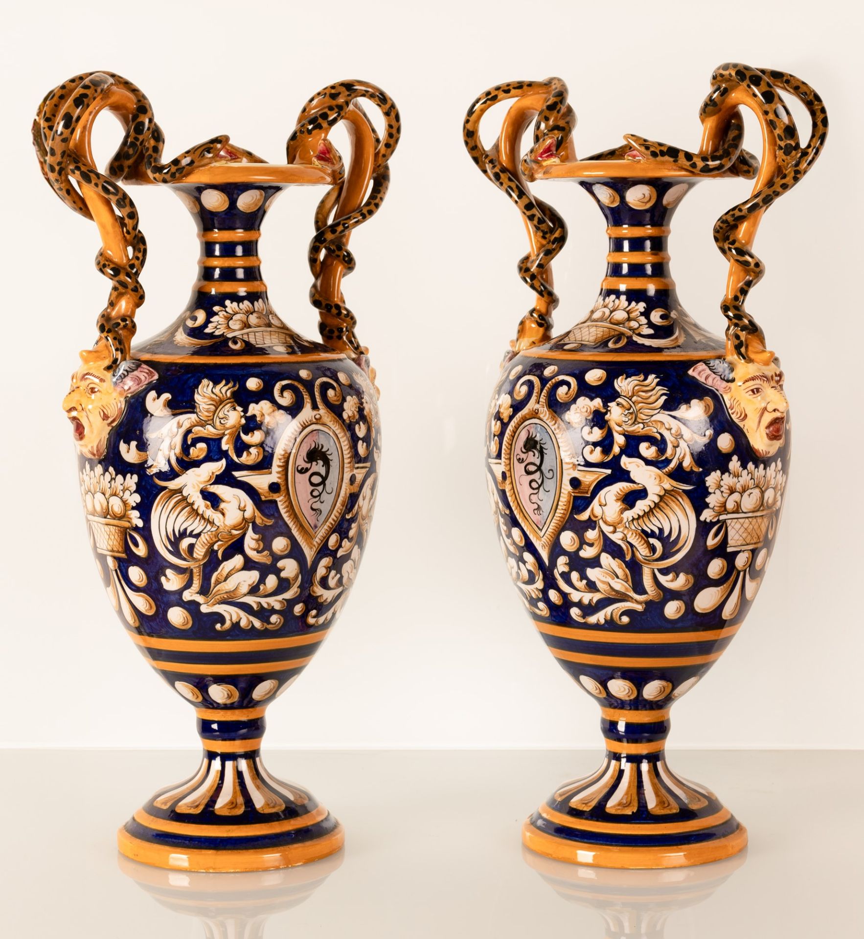 Coppia di vasi biansati con anse serpentiformi. Manifattura Egisto Fantechi, inizi del XX secolo - Image 2 of 7