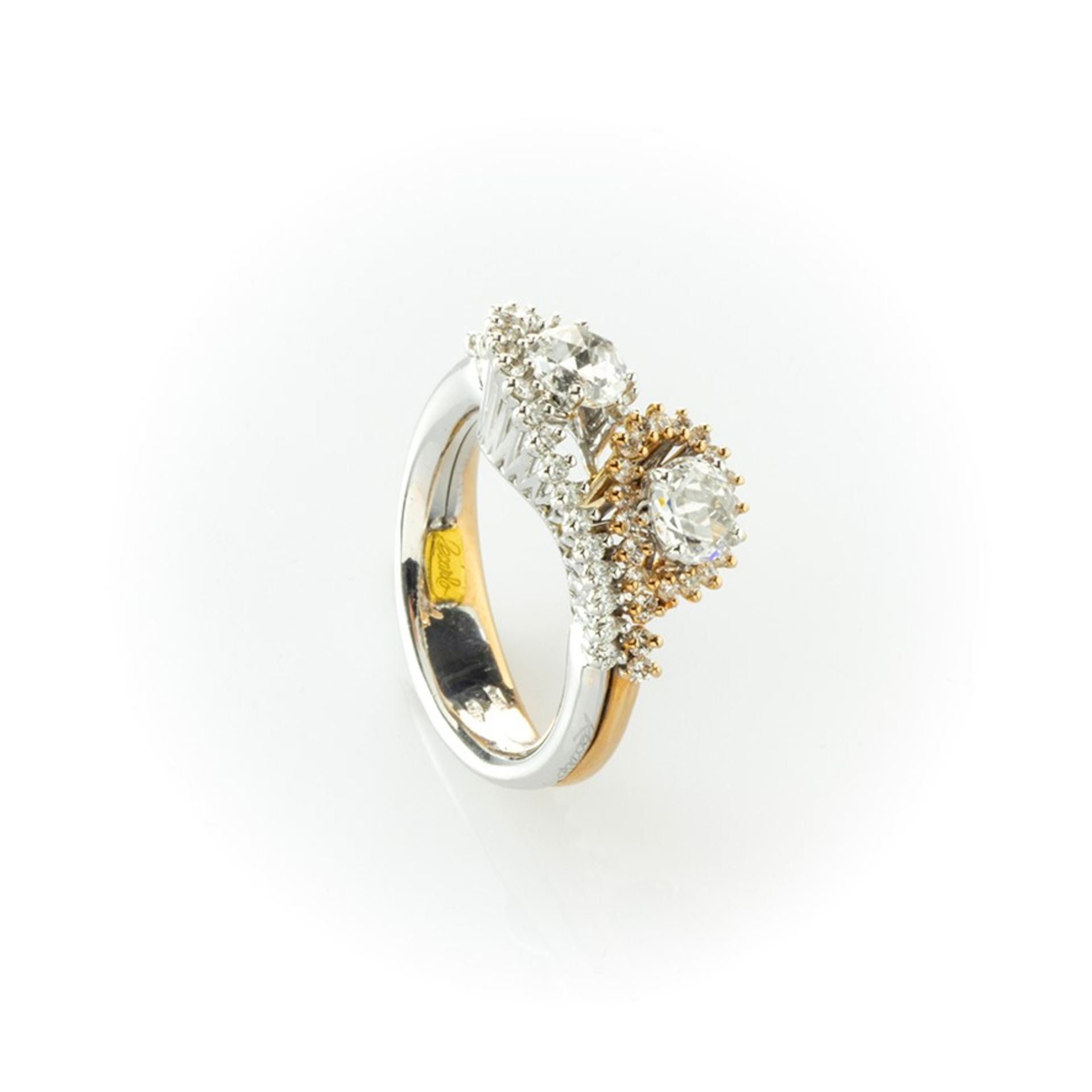 Anello contrariè  realizzato in oro giallo e bianco con due diamanti centrali e pavè di diamanti - Image 5 of 9