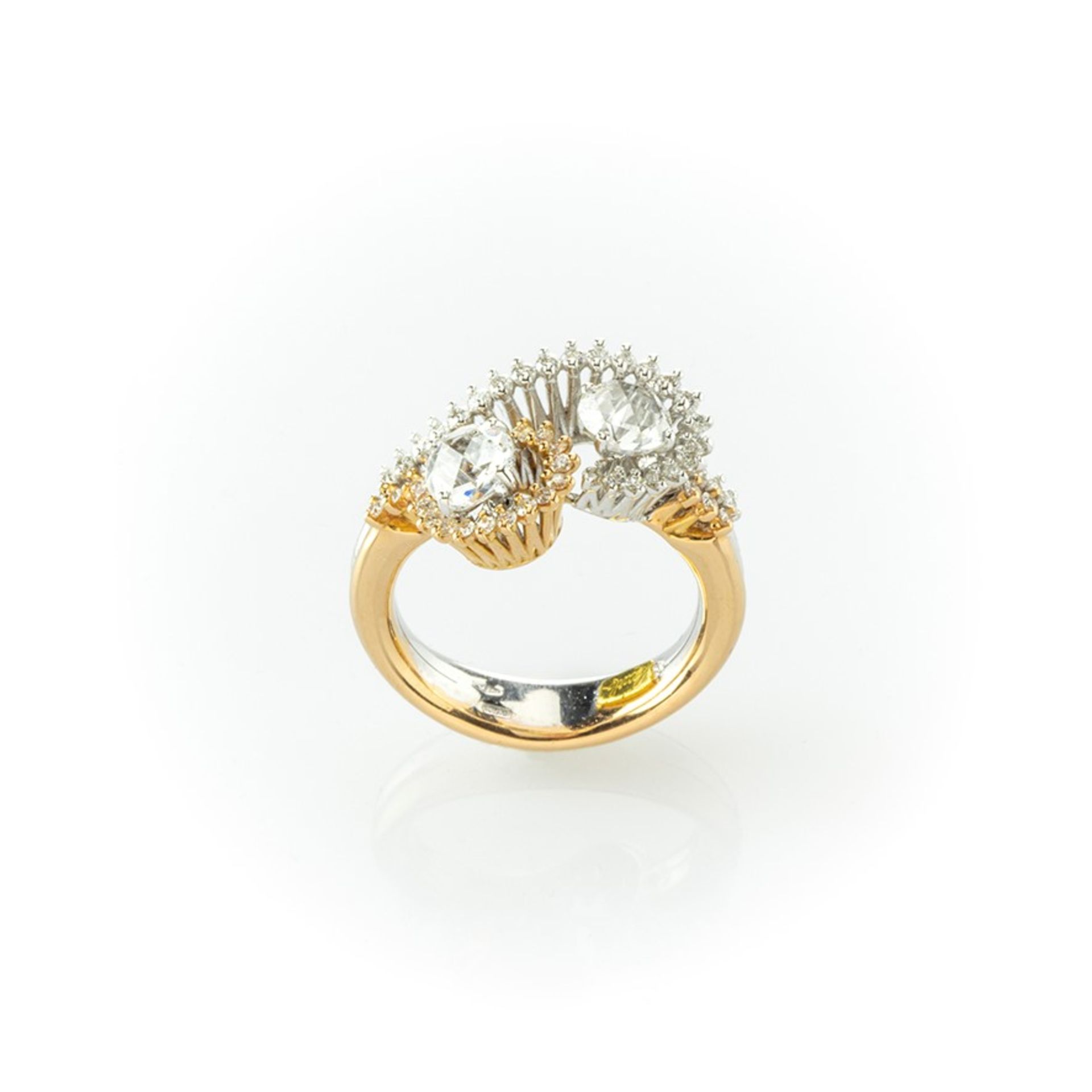 Anello contrariè  realizzato in oro giallo e bianco con due diamanti centrali e pavè di diamanti - Image 2 of 9