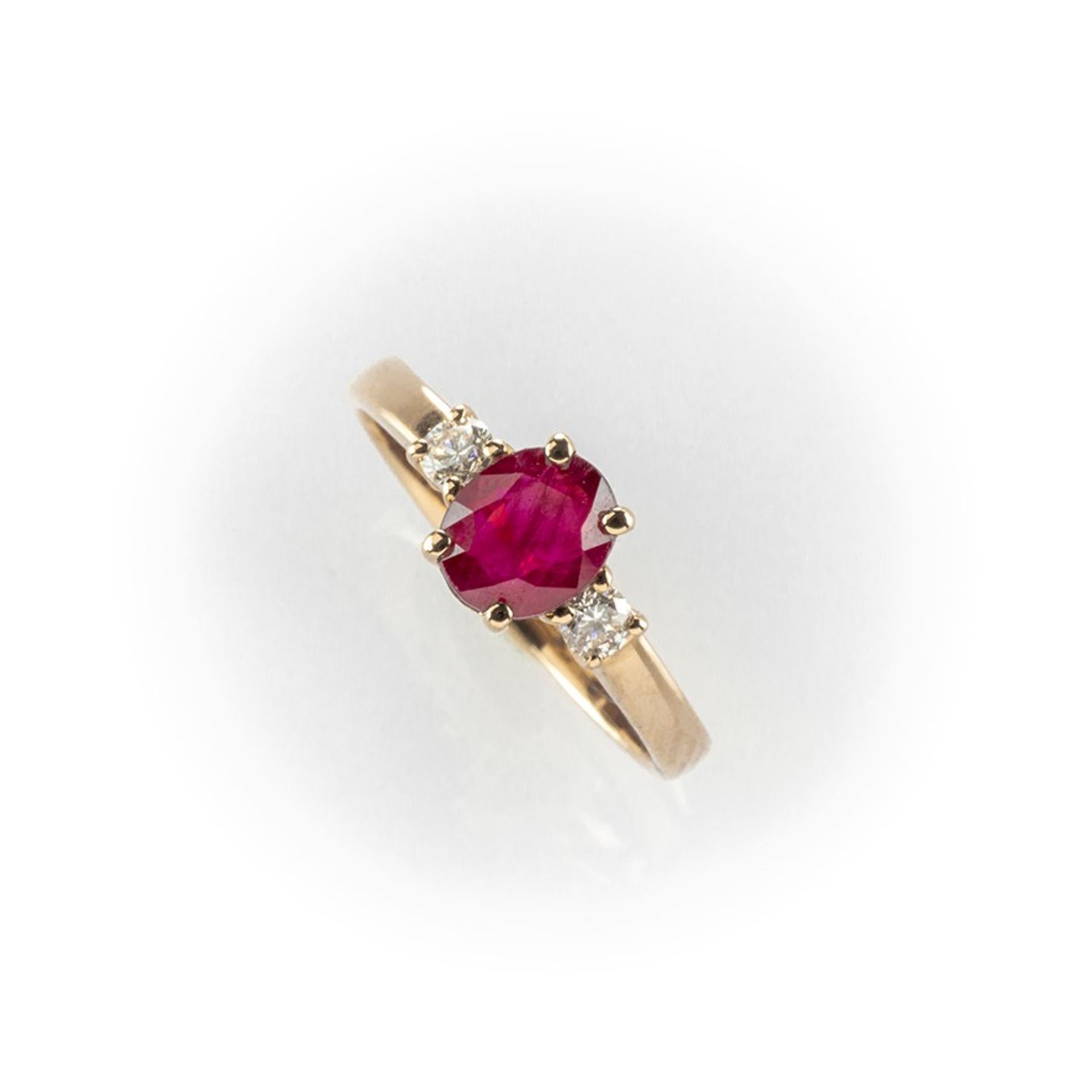 Anello Gismondi in oro rosa con rubino centrale taglio ovale contornato da due diamanti taglio brill - Image 3 of 8