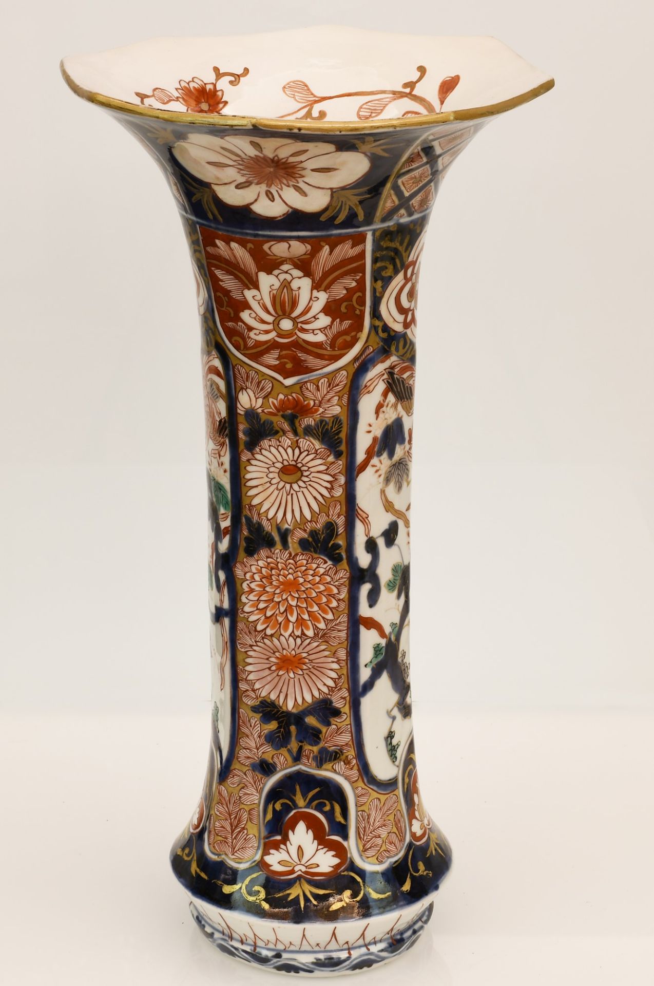 Importante coppia di vasi in porcellana Imari con collo a tromba, Giappone, Meiji, fine XIX secolo.  - Image 2 of 3