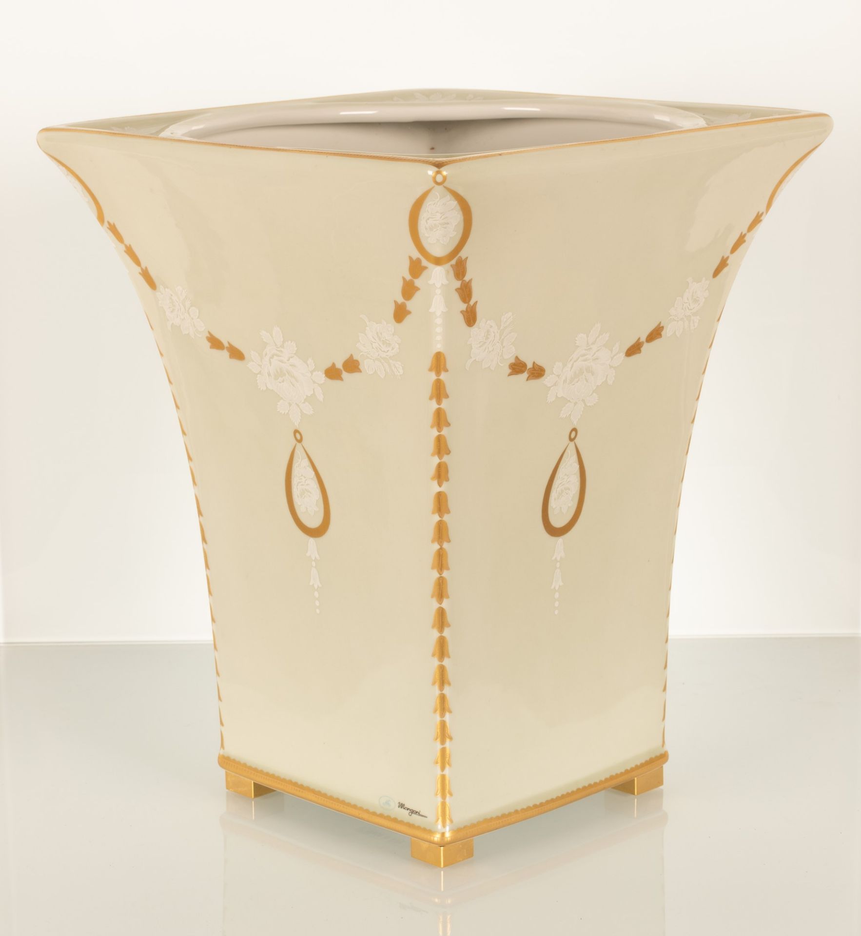 Grande vaso con decorazioni festonate oro. Porcellana Mangani. 