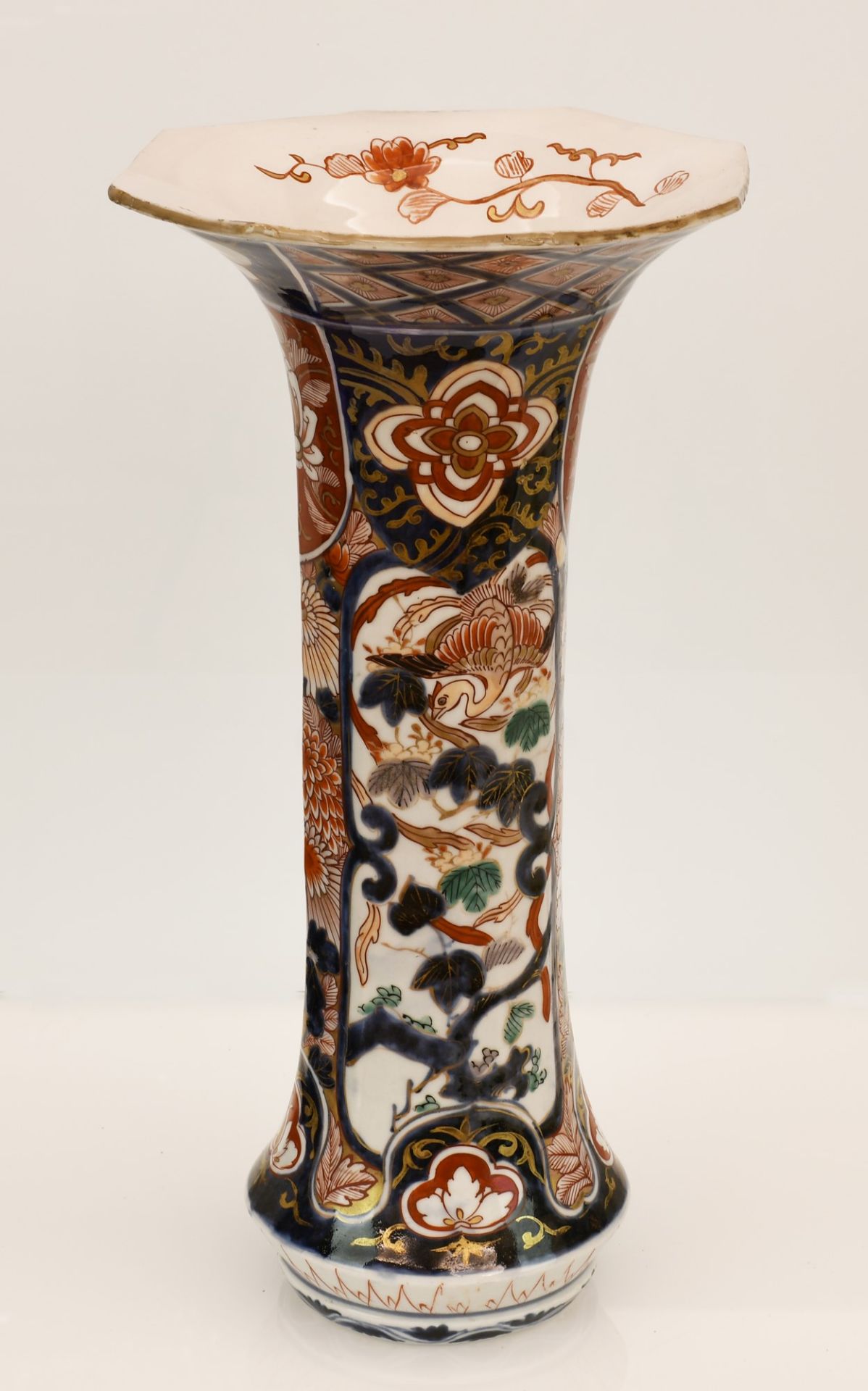 Importante coppia di vasi in porcellana Imari con collo a tromba, Giappone, Meiji, fine XIX secolo.  - Image 3 of 3