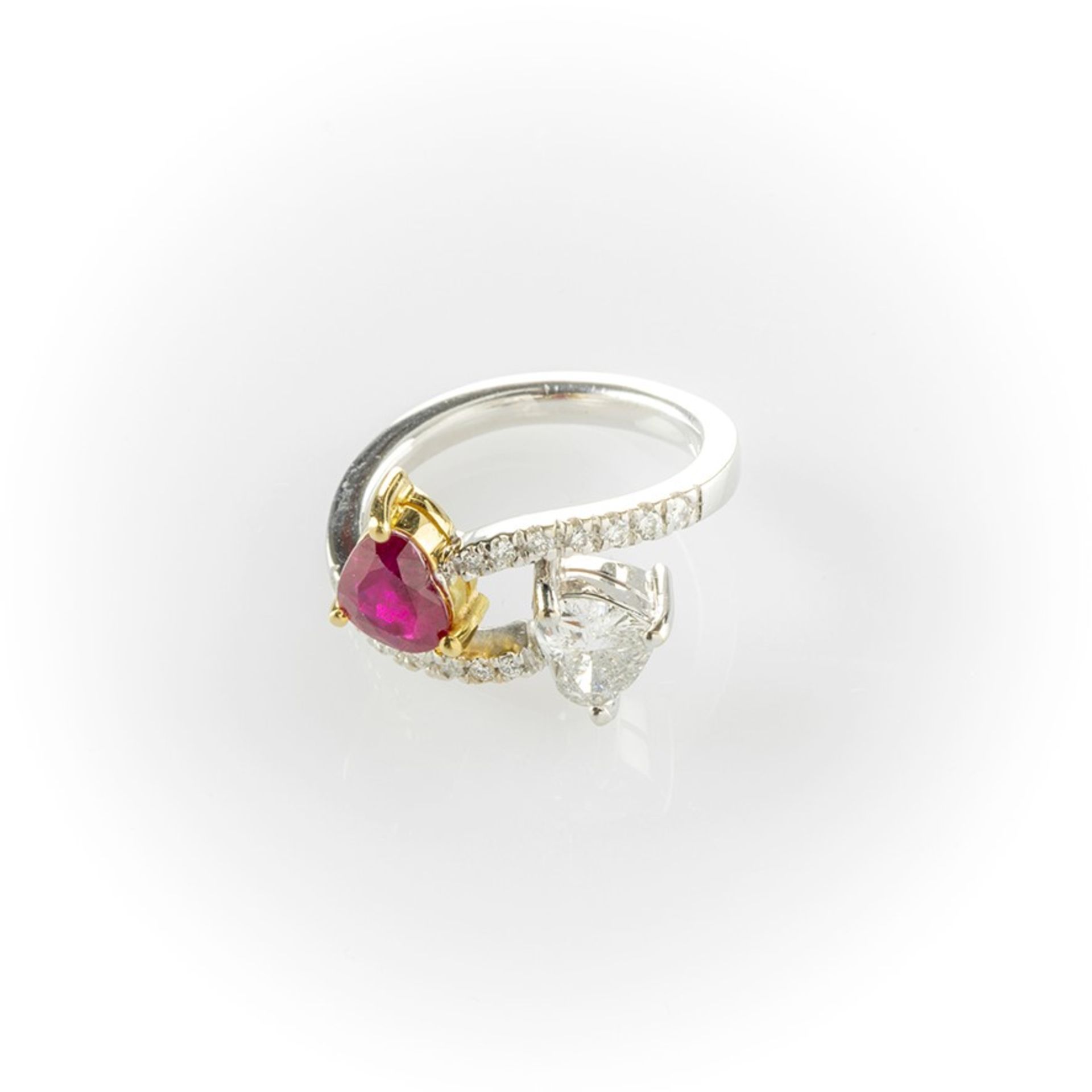 Anello contrariè in oro bianco e giallo con un diamante e un rubino taglio a cuore contrapposti e pa - Image 7 of 8
