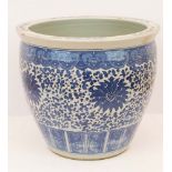 Grande cachepot porta vaso in ceramica bianca con decoro in arabeschi  fiori stilizzati azzurri