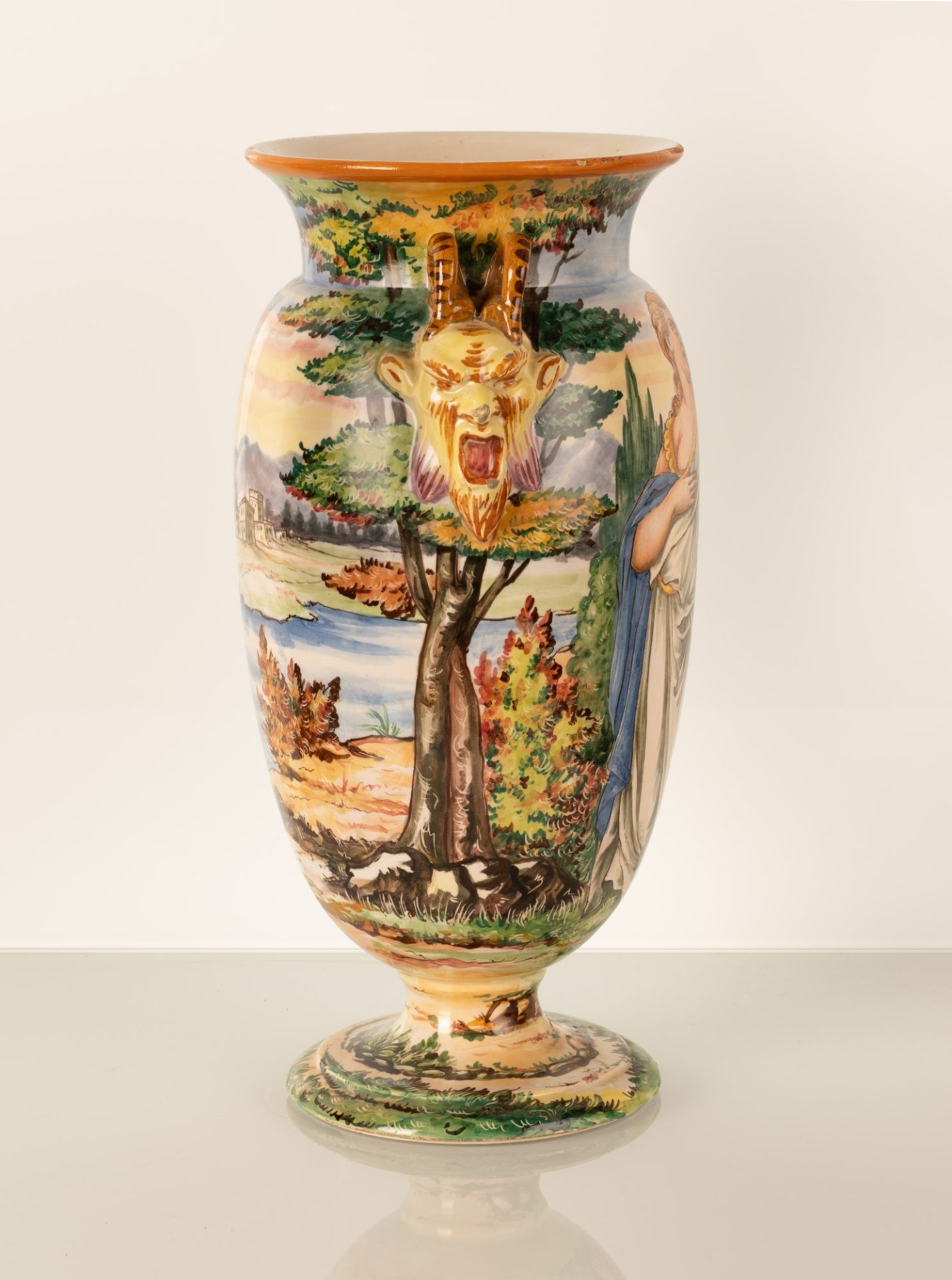 Vaso in maiolica a forma di urna con anse a rilievo imitanti due teste di fauni urlanti. Manifattura - Image 4 of 4
