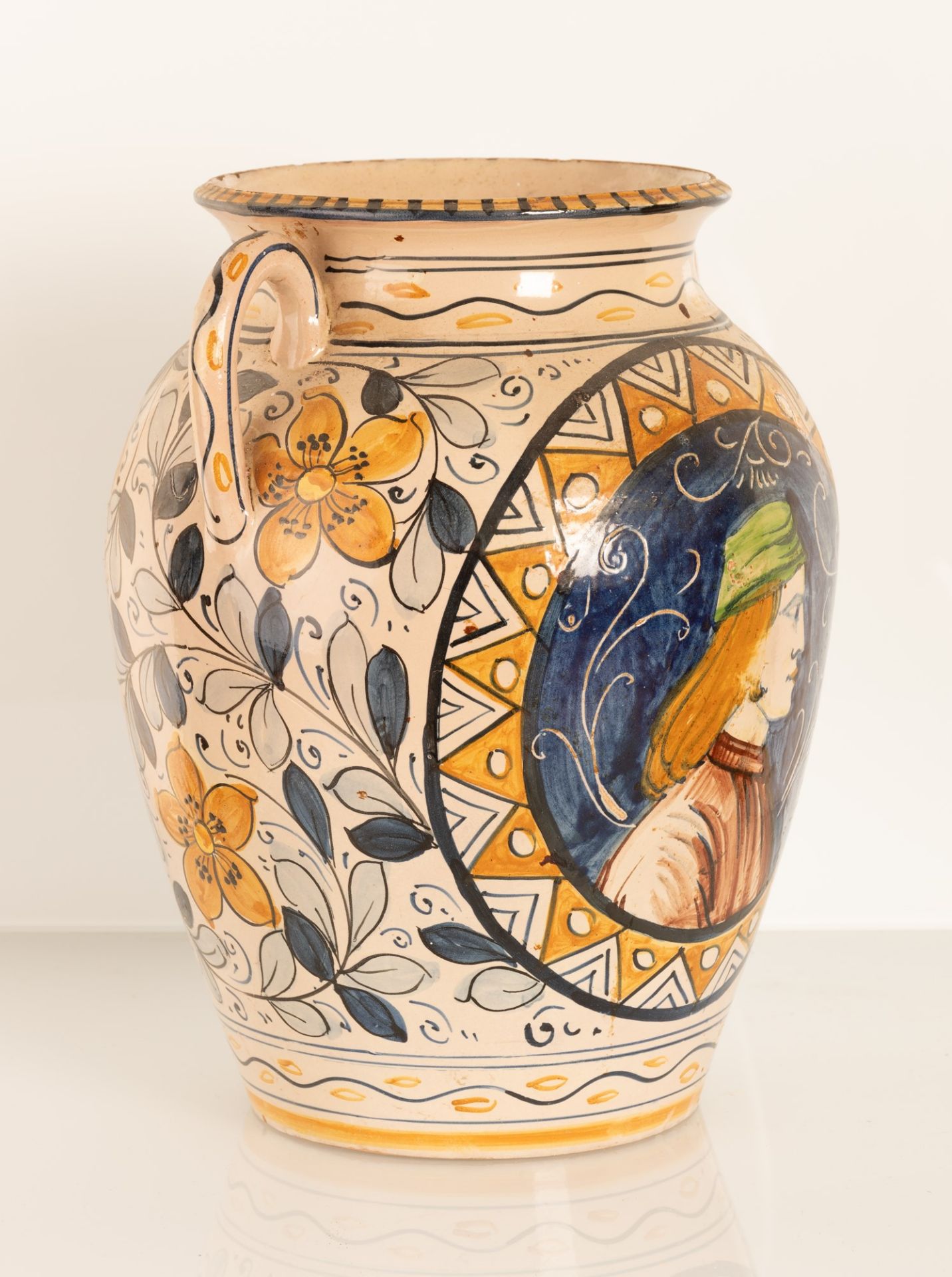 Vaso biansato con al fronte centrato in riserva profilo di gentiluomo in stile neorinascimentale - Image 3 of 5