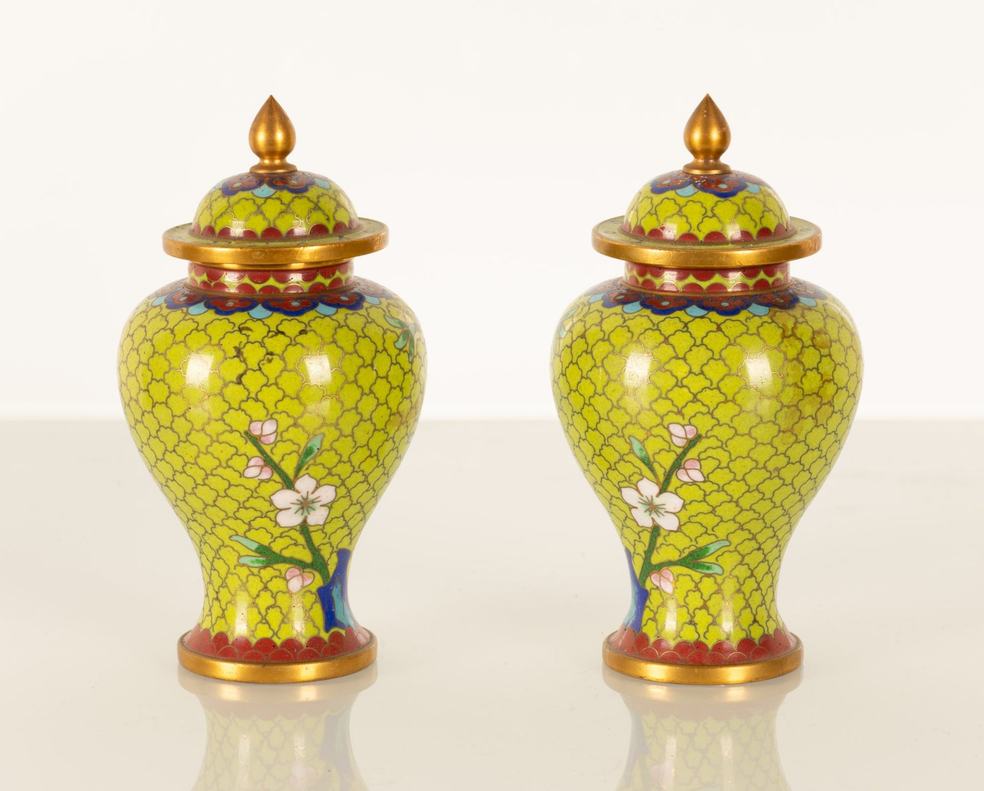 Coppia di piccoli vasi con coperchio in smalto cloisonnè verde. Finiture in ottone. - Image 3 of 8