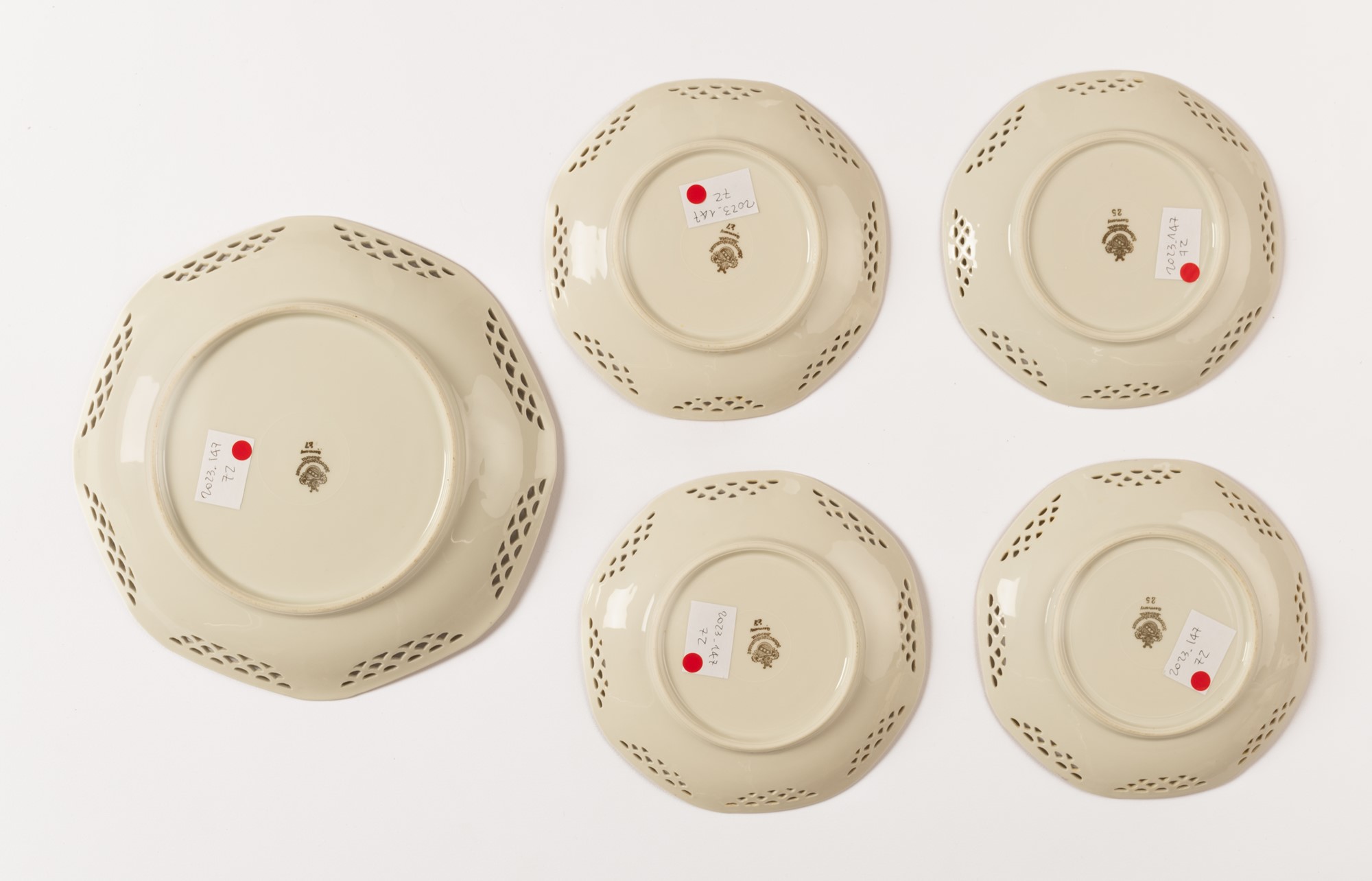 Lotto di un piatto piano e quattro piattini decorati a fiori ed intagliati nella tesa, marcati Schav - Image 3 of 5