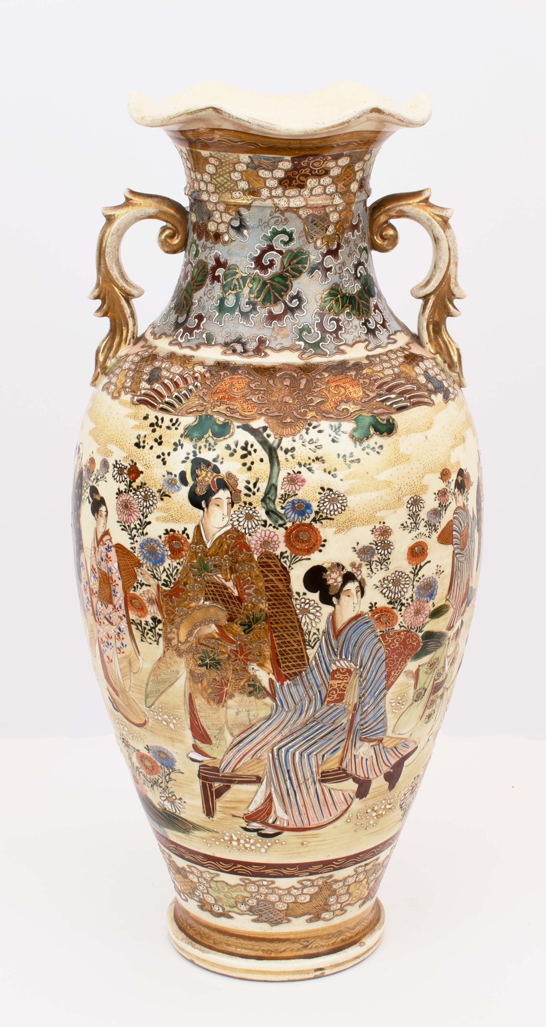 Vaso Satsuma in porcellana cloisonnè dipinto con scene di genere e decori floreali. Cina, XX secolo - Image 2 of 2