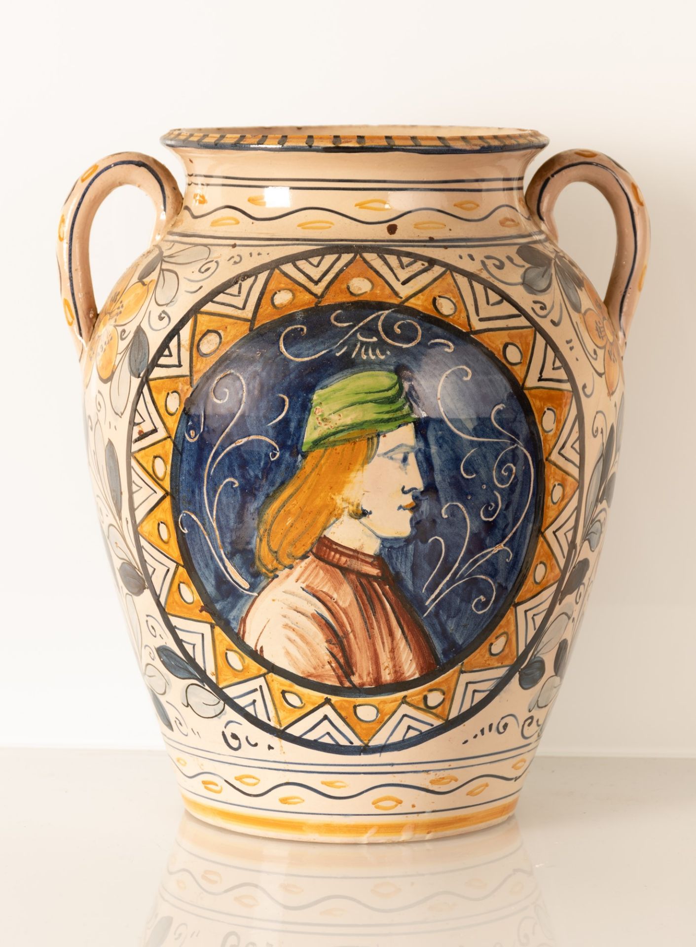 Vaso biansato con al fronte centrato in riserva profilo di gentiluomo in stile neorinascimentale - Image 2 of 5