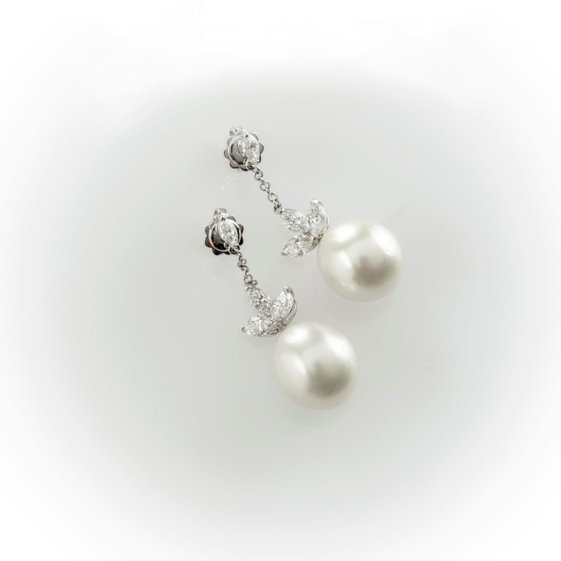 Orecchini pendenti Recarlo con diamanti taglio navette e perle australiane  - Image 6 of 8