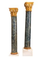 Coppia di colonne in legno finemente intagliato, dorato alla base e nel capitello pseudo ionico e co