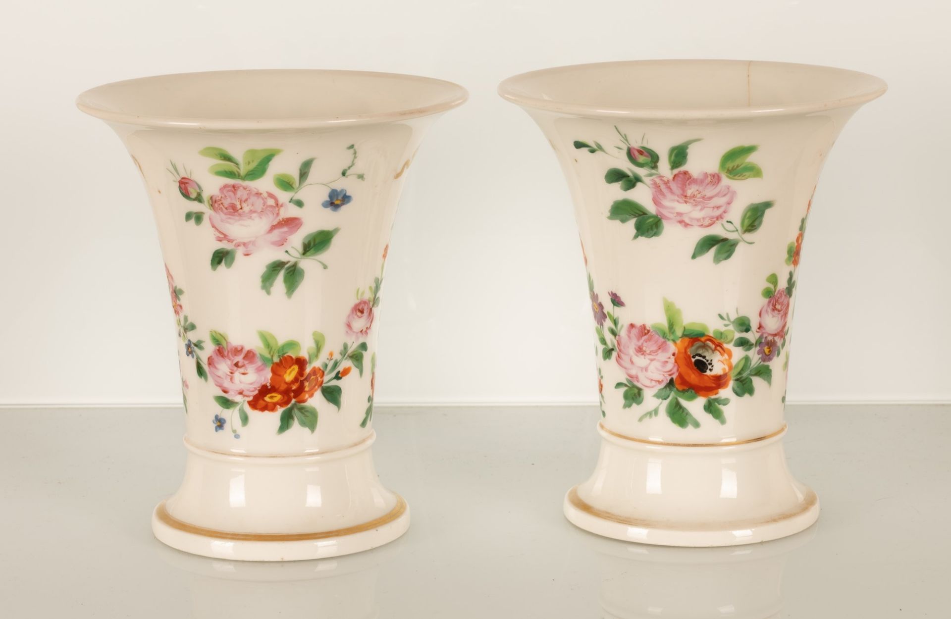 Coppia di piccoli vasi a campanula con decoro floreale. Manifattura del XIX secolo.  - Image 4 of 4
