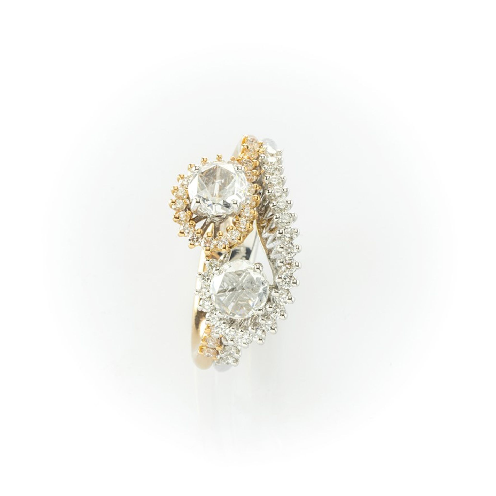 Anello contrariè  realizzato in oro giallo e bianco con due diamanti centrali e pavè di diamanti - Image 3 of 9