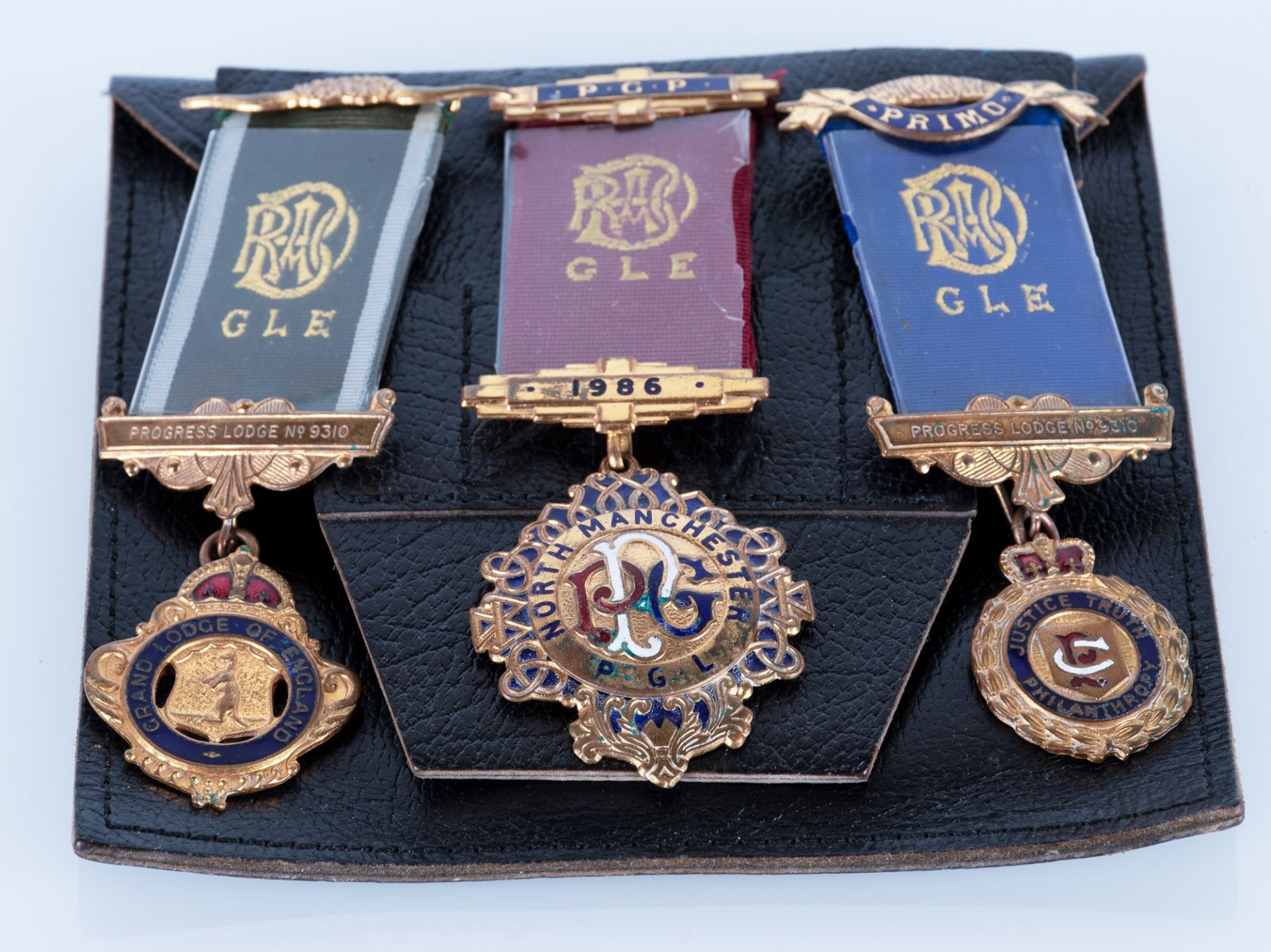 Lotto di tre medaglie massoniche con portamedaglie in pelle