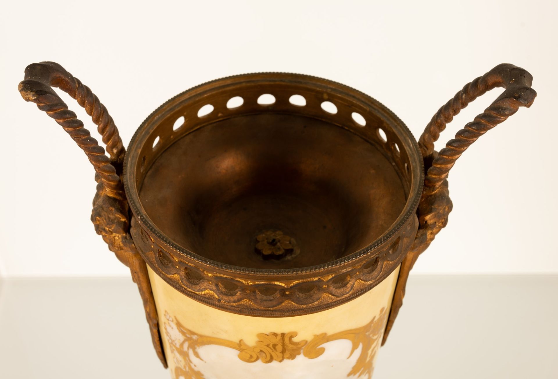Vaso di porcellana in stile Sevres del XVIII secolo. (riproduzione tarda della fine del XIX secolo) - Image 11 of 12