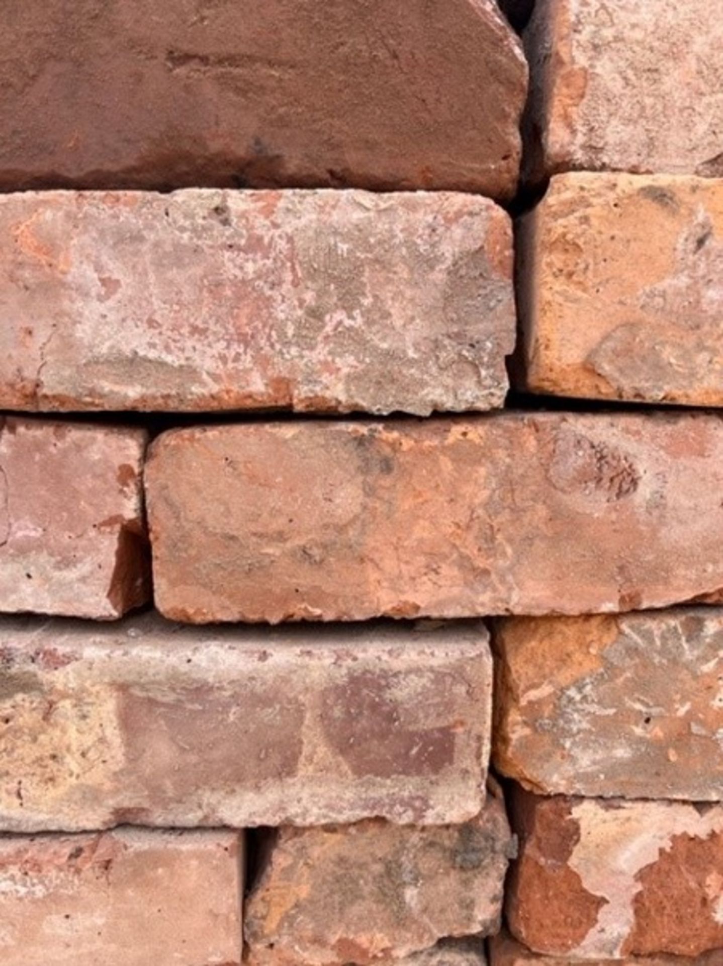RRP £960 Lot To Contain Reclaimed Handmade Bricks - 400 Bricks Per Pallet Pallet Weight: 1400Kgs