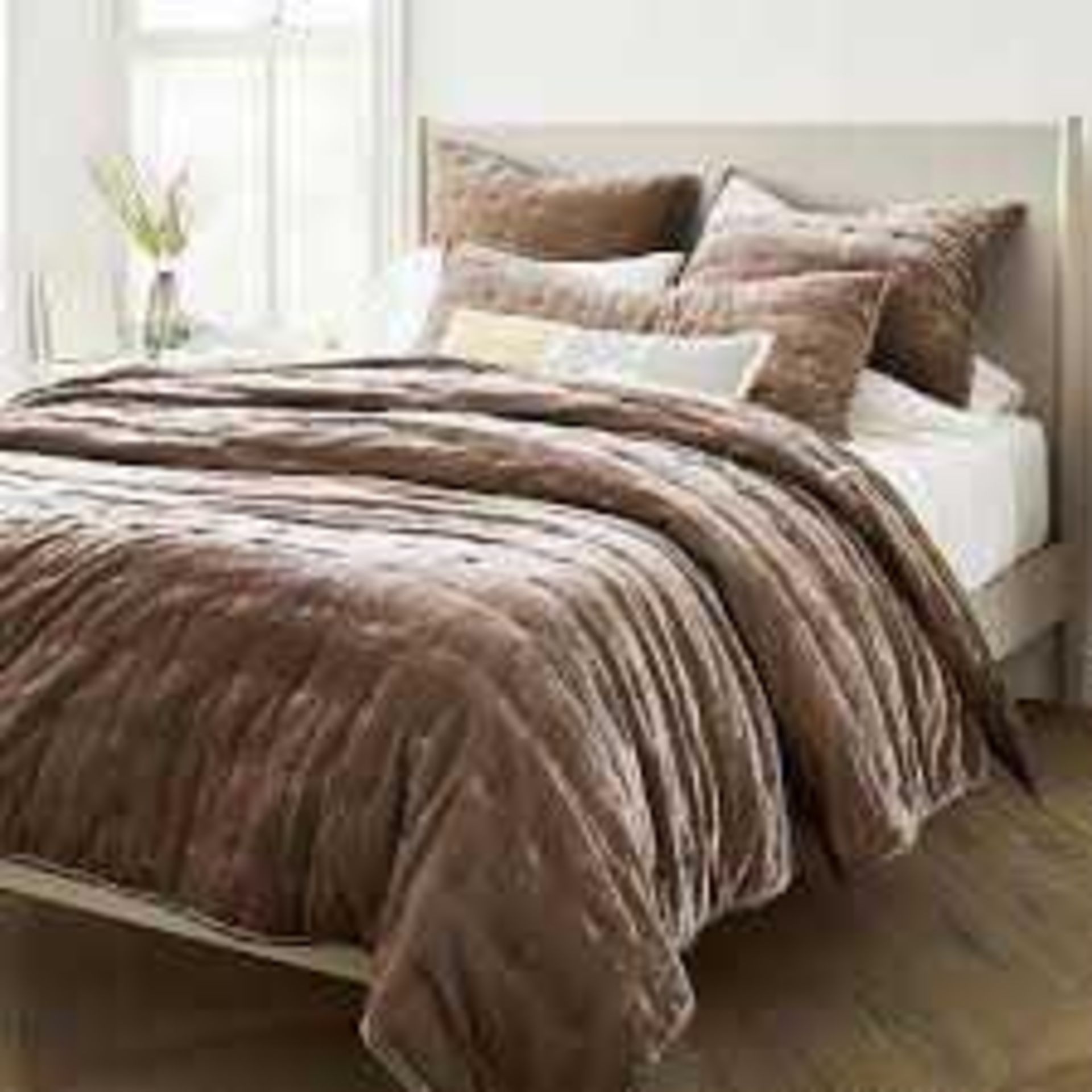 RRP £195 Lot To Contain Approx. 6X Assorted Items, Luxury Soft Touch Velvet Double Duvet Set, Yoland