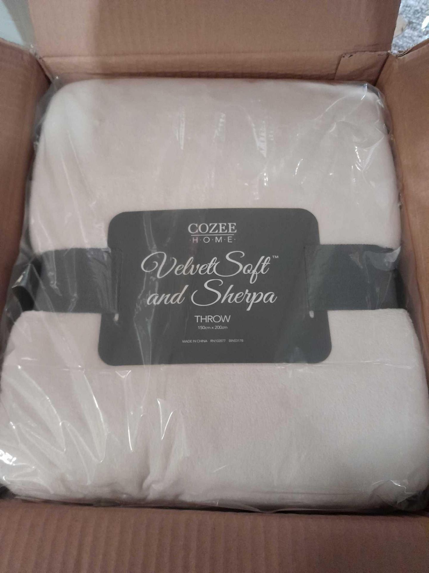 RRP £180 Lot To Contain 6Xcozee Home Velvet Soft And Sherpa Throw. (New) - Image 2 of 2