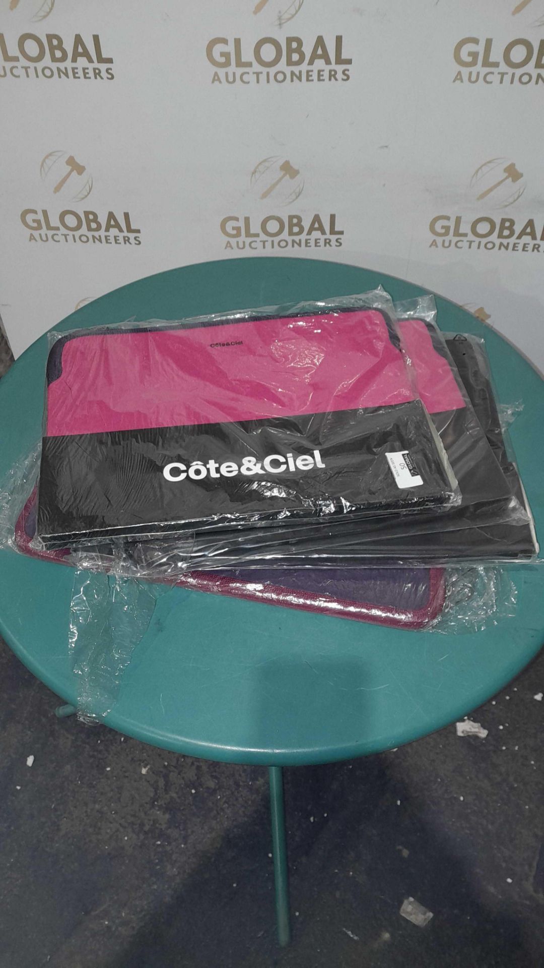 RRP £200 Lot To Contain X4 Assorted Coloured Cote&Ciel Laptop Zip Bags - Image 2 of 5