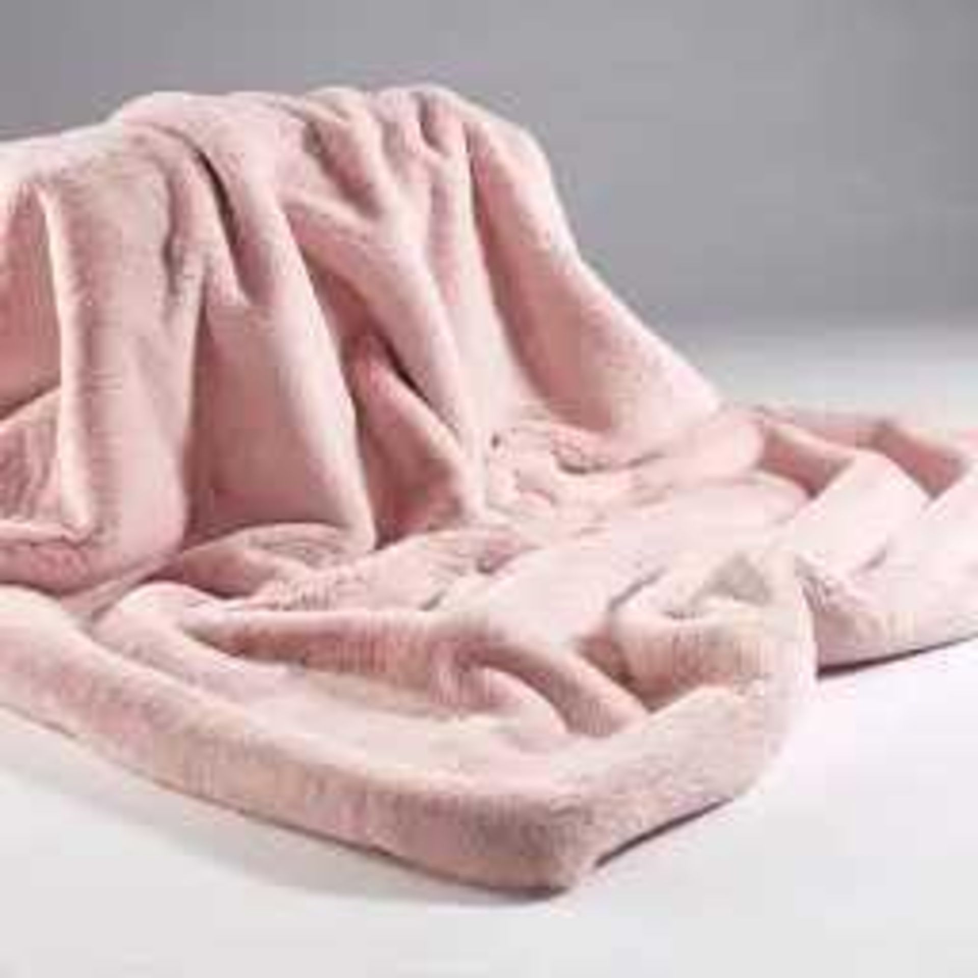 RRP £195 Lot To Contain 2 Items Including Faux Fur Throw
