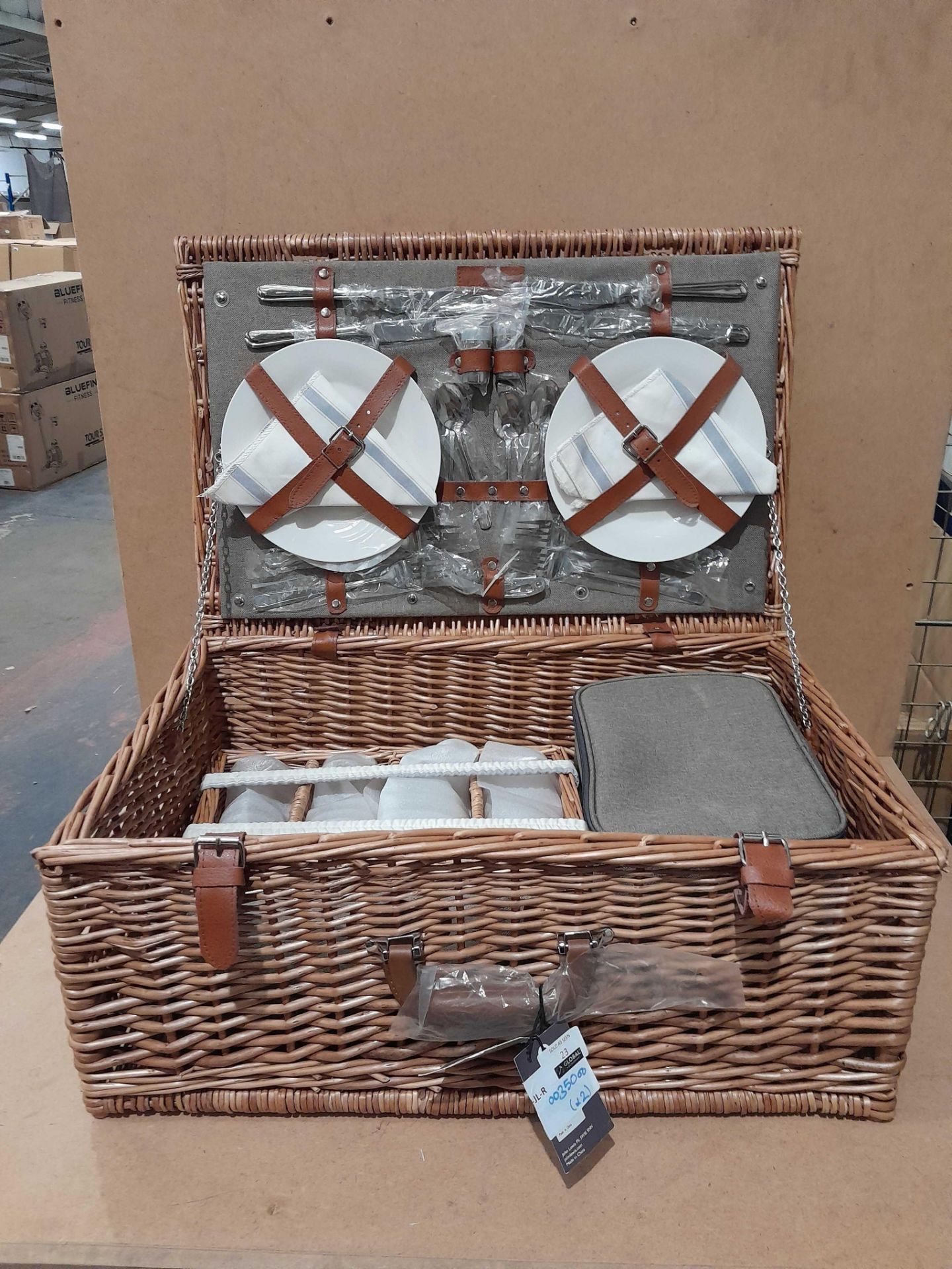 RRP £175 Croft Collection Wicker Basket Picnic Set Contains X4 Plates X4 Wine Glasses X4 Cutlery Set