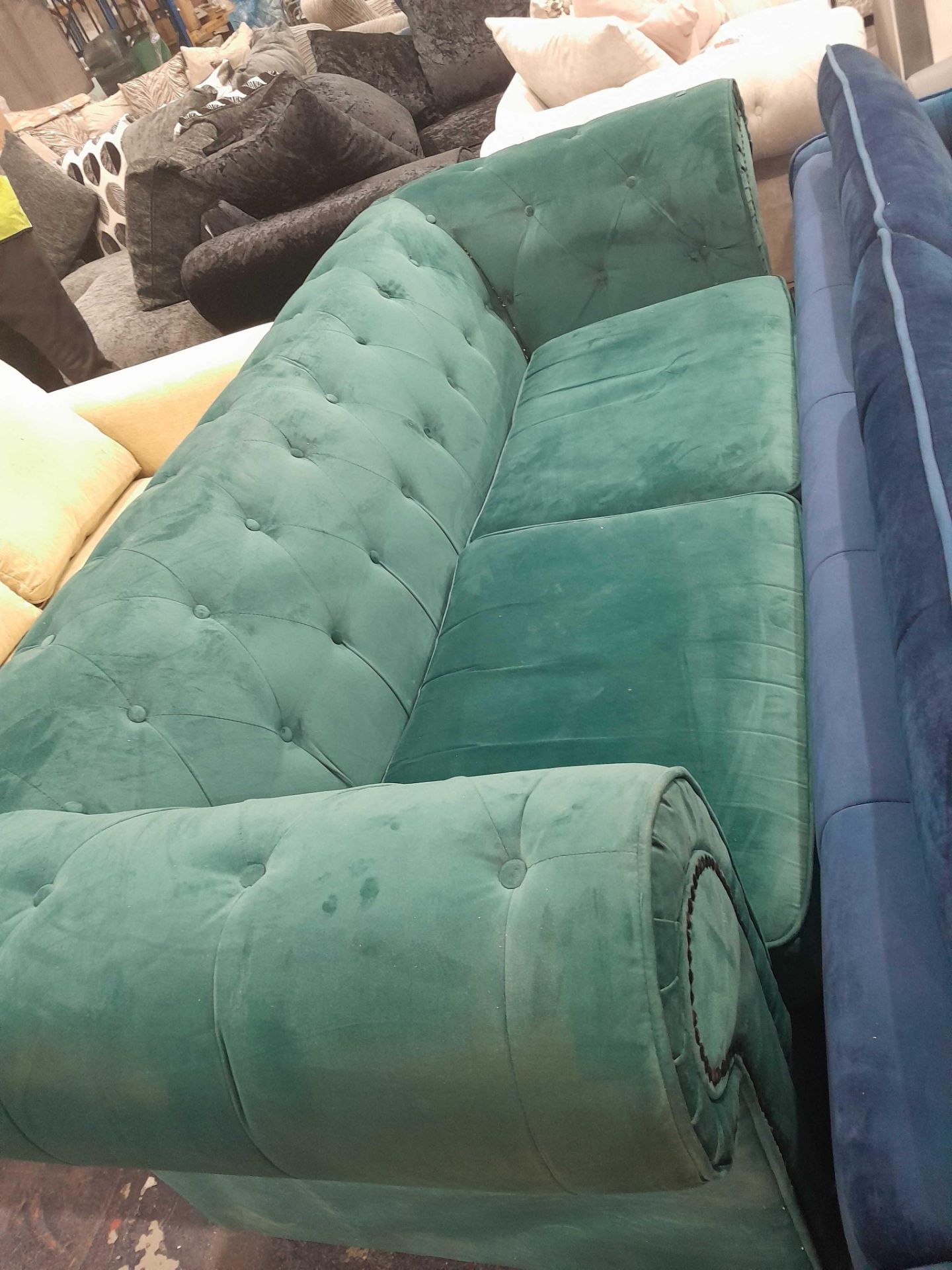 RRP £550 A Modern 3 Seater Velvet Buttoned Chesterfield Sofa - Image 2 of 2