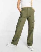 RRP £230 Lot Contains 4 Clothing Items Including Green Cargo Pants