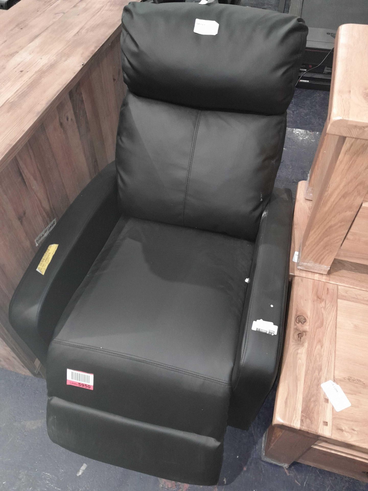 RRP £190 Faux Leather Recliner Chair Black (Cr2) - Image 2 of 2