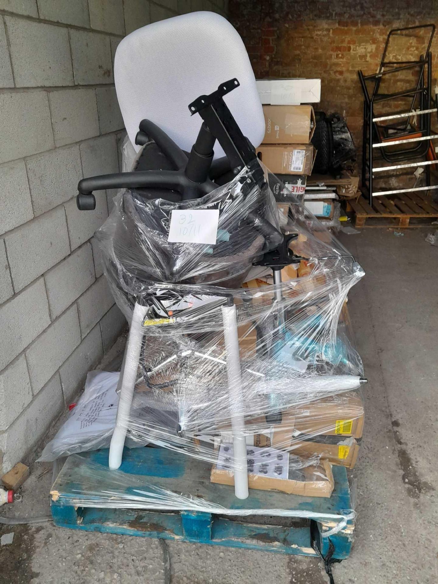 RRP £1200 Pallet Containing Dismantled Office Chairs - Image 2 of 2