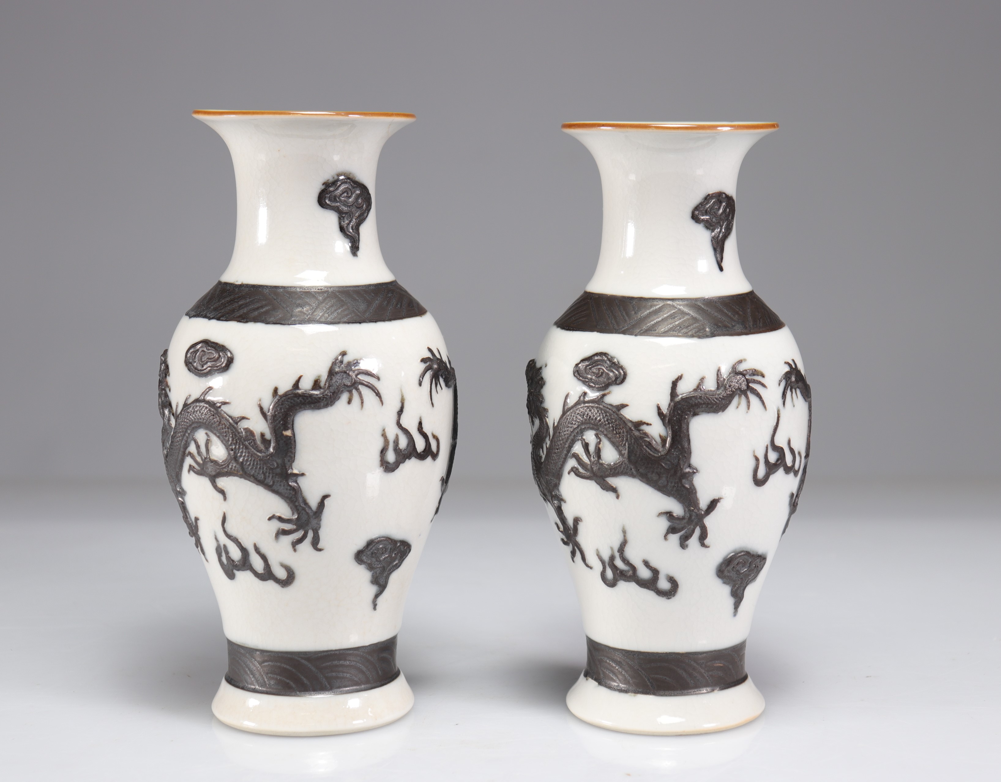 Pair of Nanjing vases decorated with dragons - Image 3 of 5
