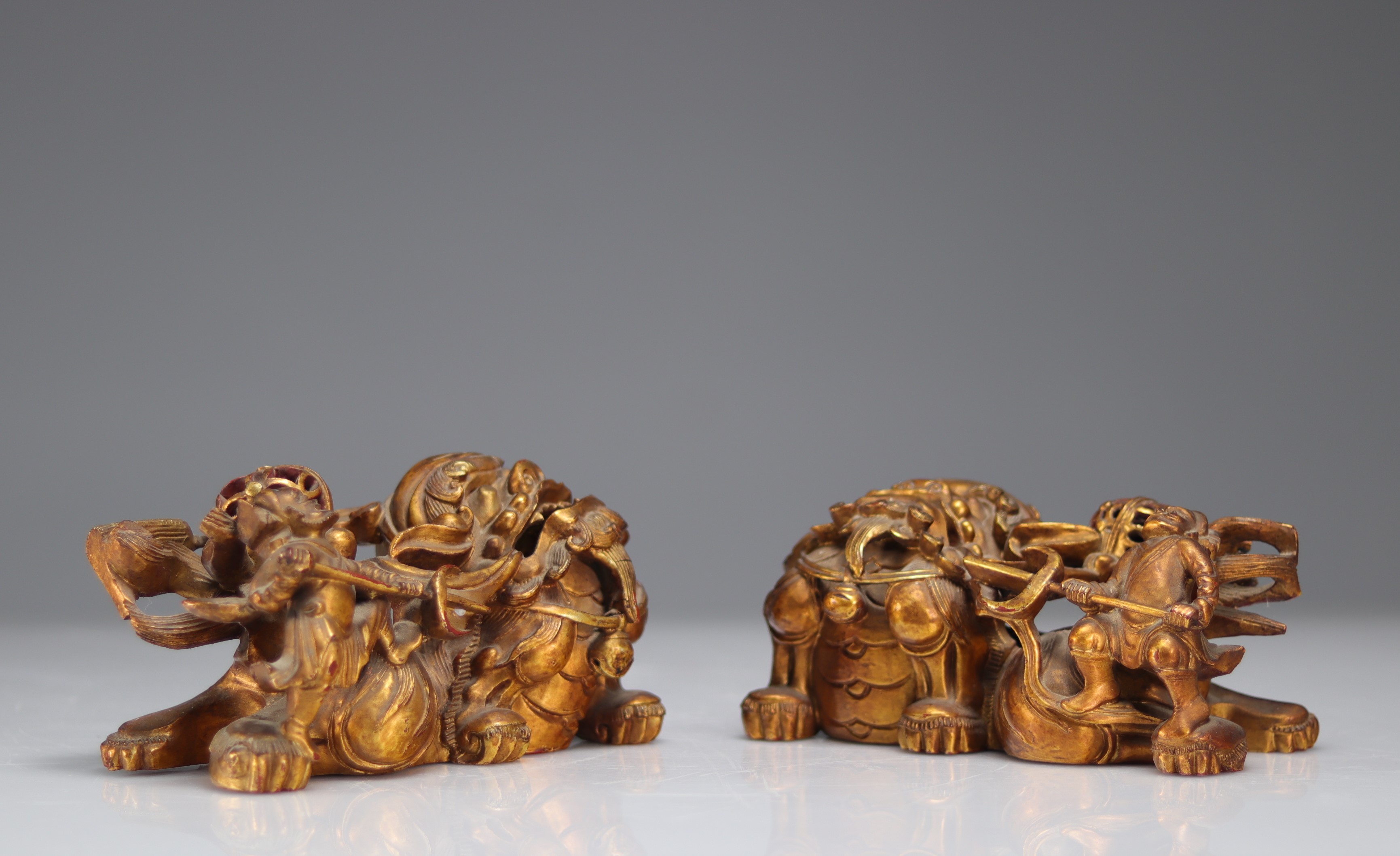 Fo dogs in carved and gilded wood, Qing period - Image 2 of 4